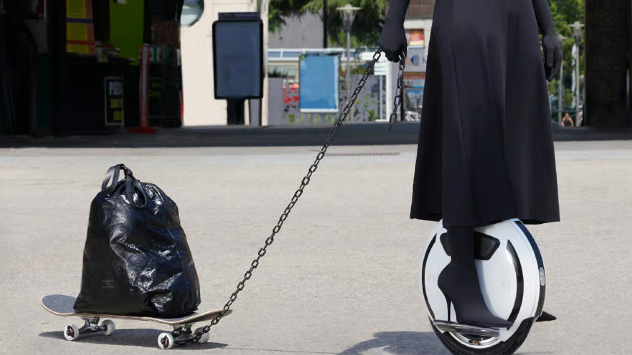 Hinh anh Balenciaga được gì khi tung ra những thiết kế khó hiểu: “túi rác" xa xỉ, giày sneaker cũ và túi snack? 2