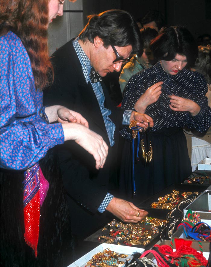 Hinh anh Bảo tàng Yves Saint Laurent ở Paris kỷ niệm 60 năm ngày ra đời bộ sưu tập đầu tiên của nhà thiết kế bằng một cuộc triển lãm khắc họa mối tình của ông với ánh kim tuyến và vàng gold. 2