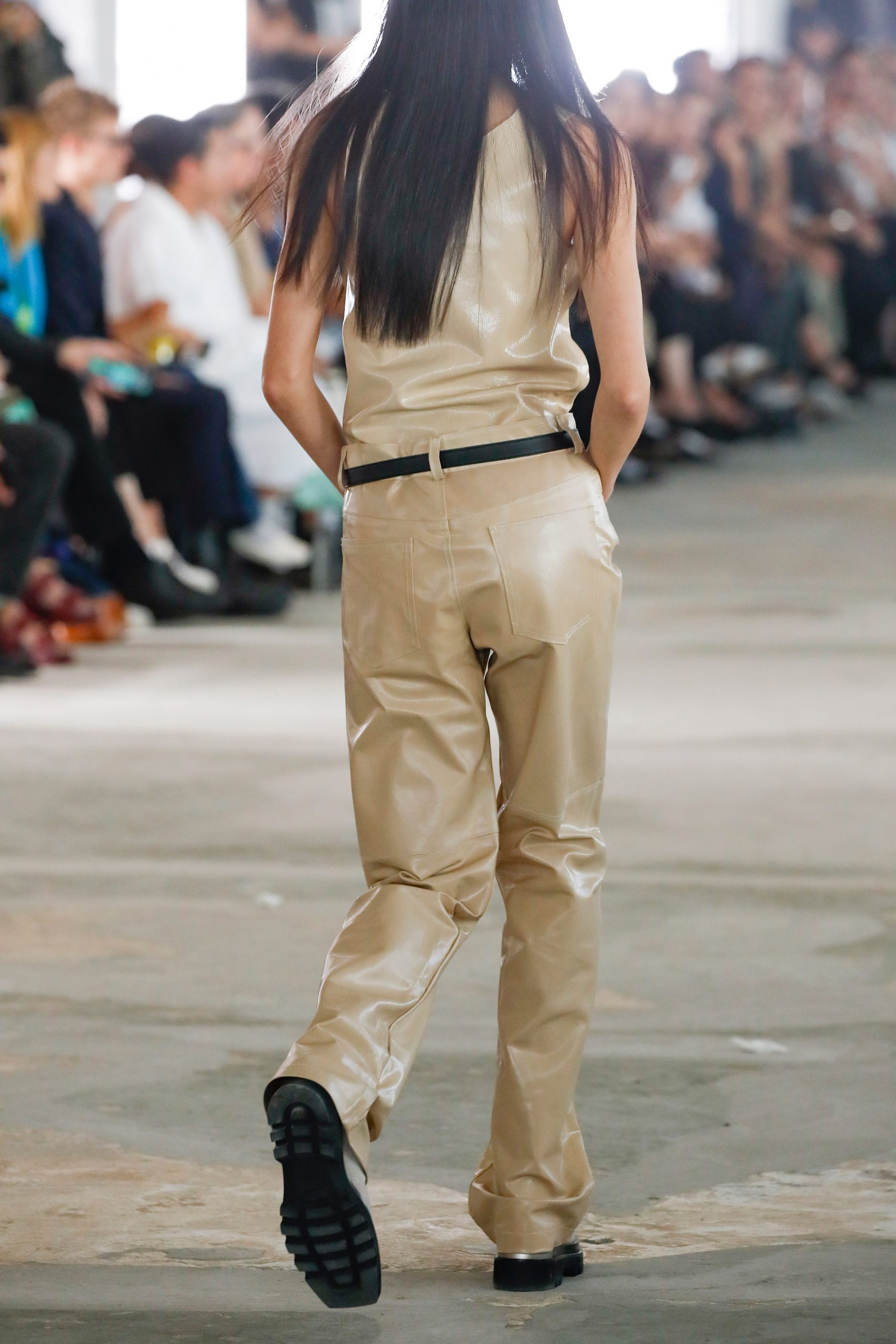 Hinh anh Ra mắt tại New York Fashion Week vừa qua, trong bộ sưu tập Xuân Hè 2023 của Peter Do có hai thiết kế đã sử dụng chất liệu sinh học của TômTex. 7