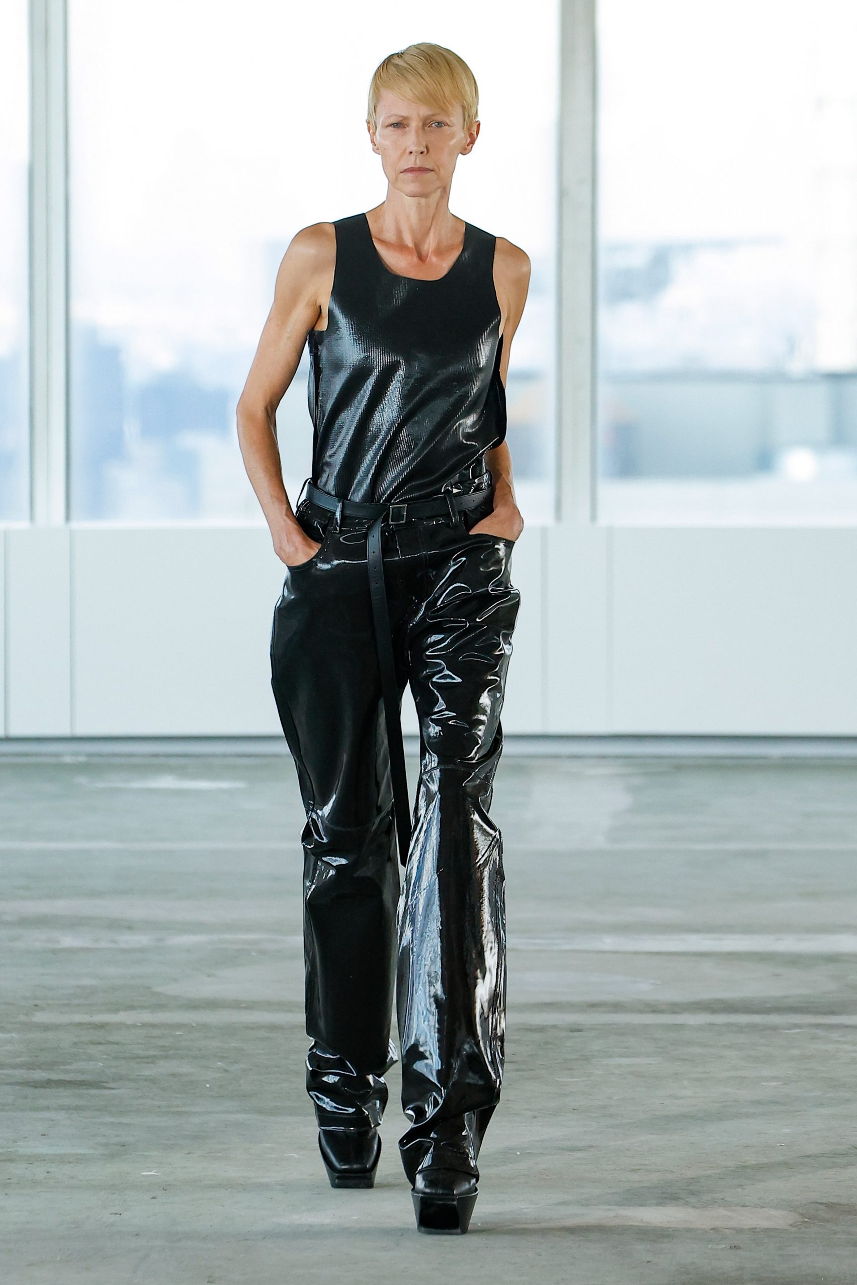 Hinh anh Ra mắt tại New York Fashion Week vừa qua, trong bộ sưu tập Xuân Hè 2023 của Peter Do có hai thiết kế đã sử dụng chất liệu sinh học của TômTex. 2