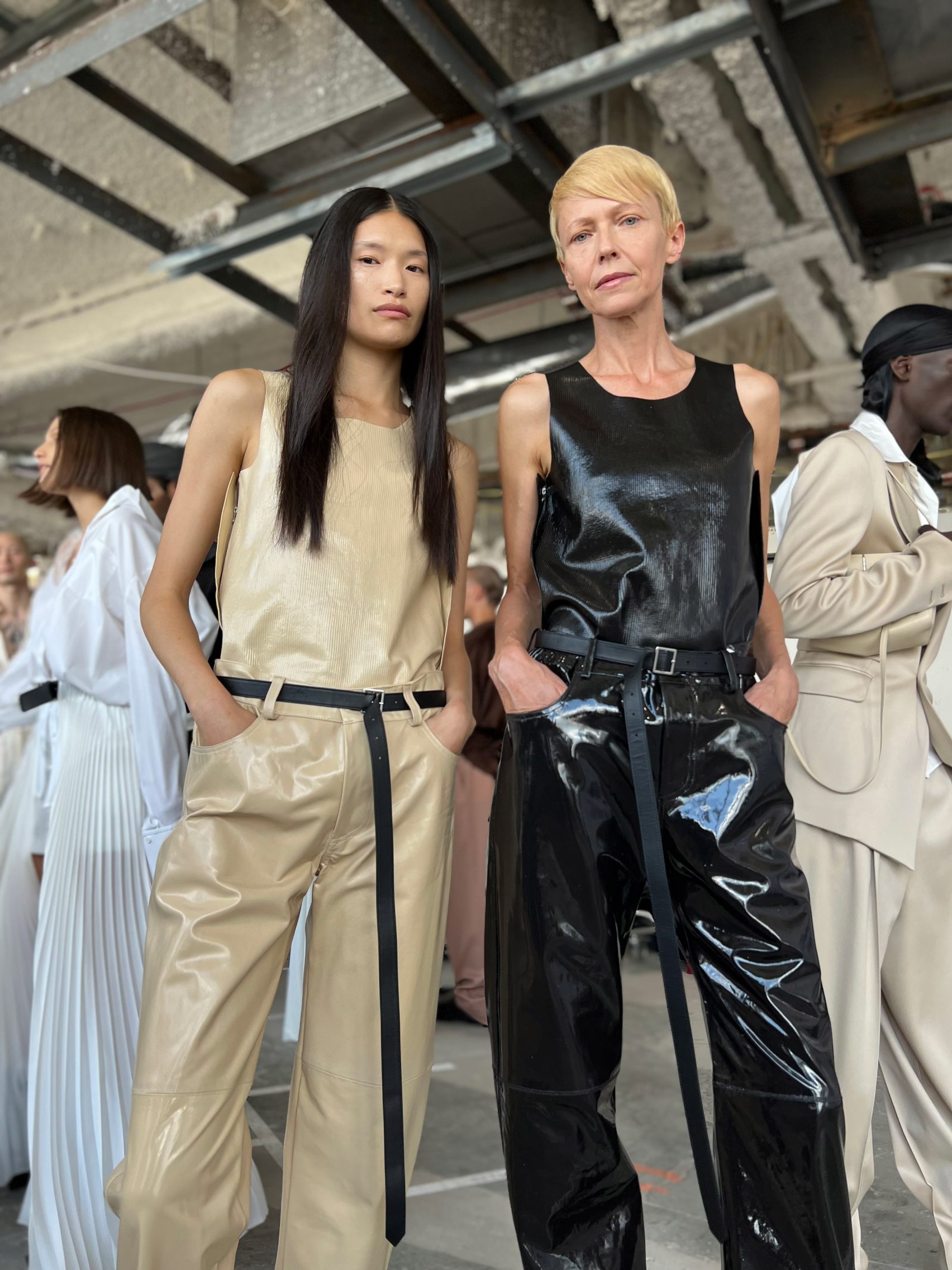 Hinh anh Ra mắt tại New York Fashion Week vừa qua, trong bộ sưu tập Xuân Hè 2023 của Peter Do có hai thiết kế đã sử dụng chất liệu sinh học của TômTex. 1