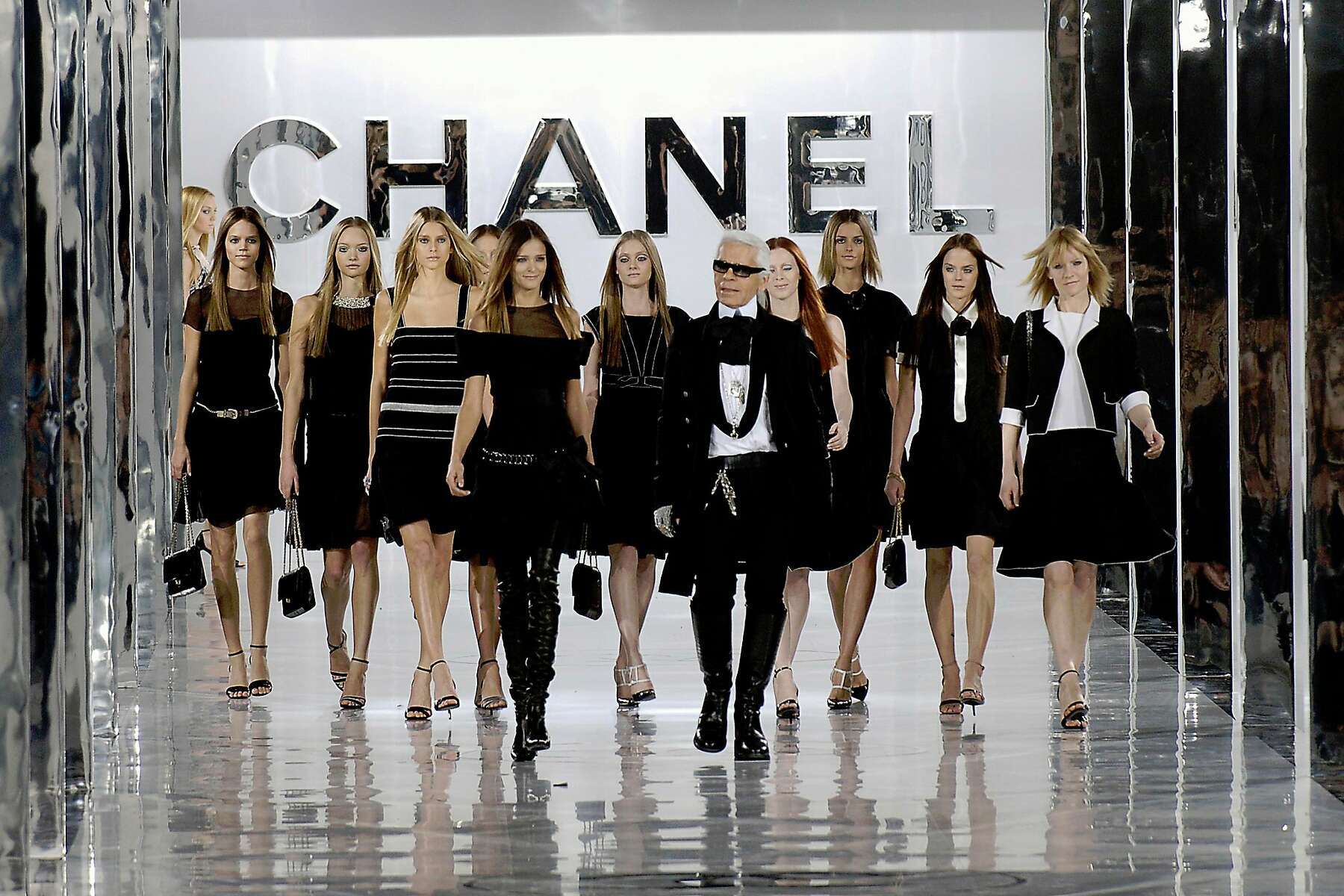 Hinh anh Làm thế nào để sống “chất lừ” như Karl Lagerfeld? 2