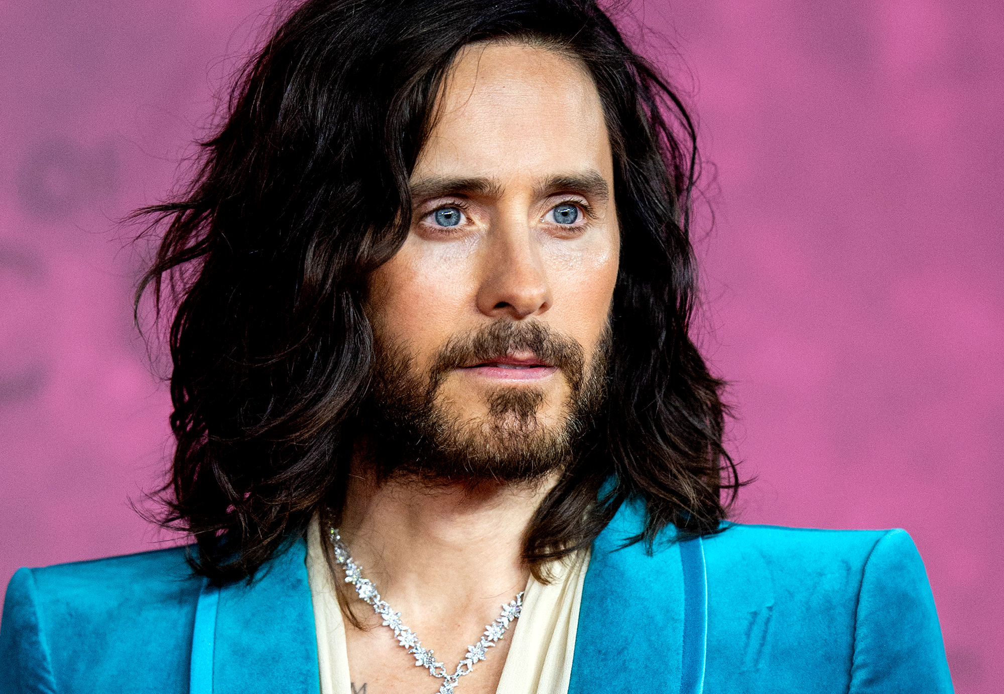 Hinh anh Theo thông tin vừa được công bố, Jared Leto đã ký một thỏa thuận với ngôi nhà thời trang Karl Lagerfeld để tạo ra một bộ phim về cựu giám đốc sáng tạo lẫy lừng của Chanel trong thời gian tới. 2