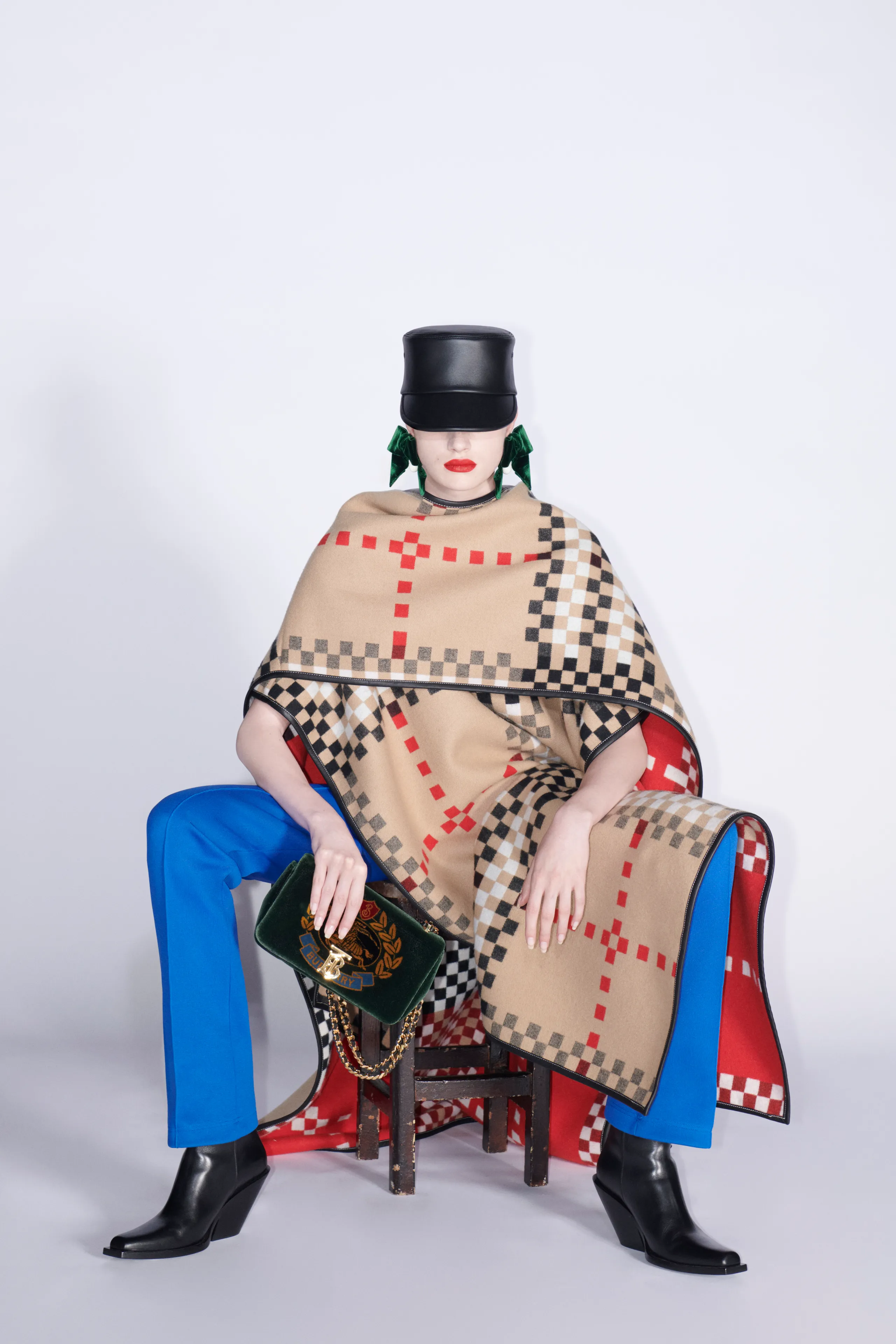 Hinh anh Lăng kính thương hiệu của nhà Burberry có những gì? 5