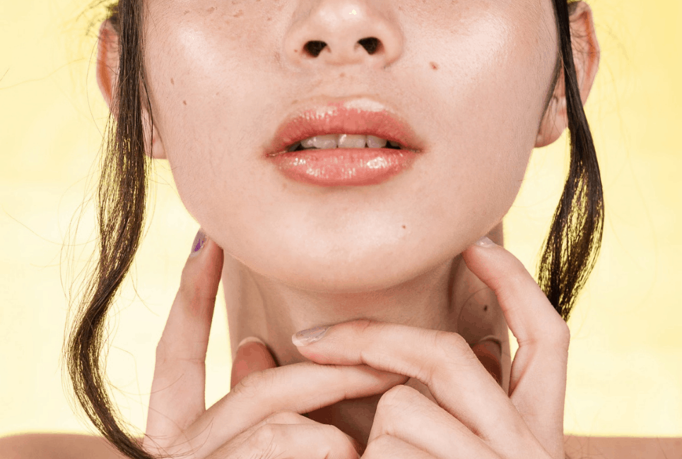Môi hay bong tróc vào những ngày trời lạnh? Đây là những sản phẩm tẩy tế bào chết "chân ái" cho môi bạn!