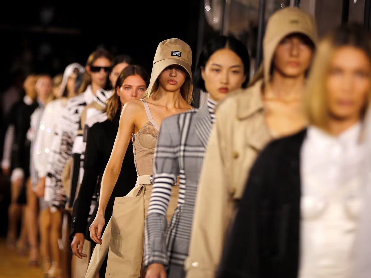Hinh anh Lăng kính thương hiệu của nhà Burberry có những gì? 8