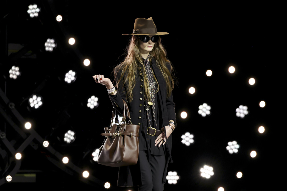 Hinh anh Céline thời Hedi Slimane: Doanh thu sắp vượt mốc 2 tỷ euro 5