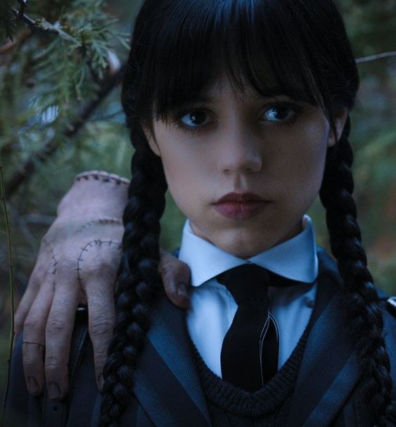 "Goth Girl Beauty" - Đằng sau vẻ đẹp ma mị của Wednesday Addams
