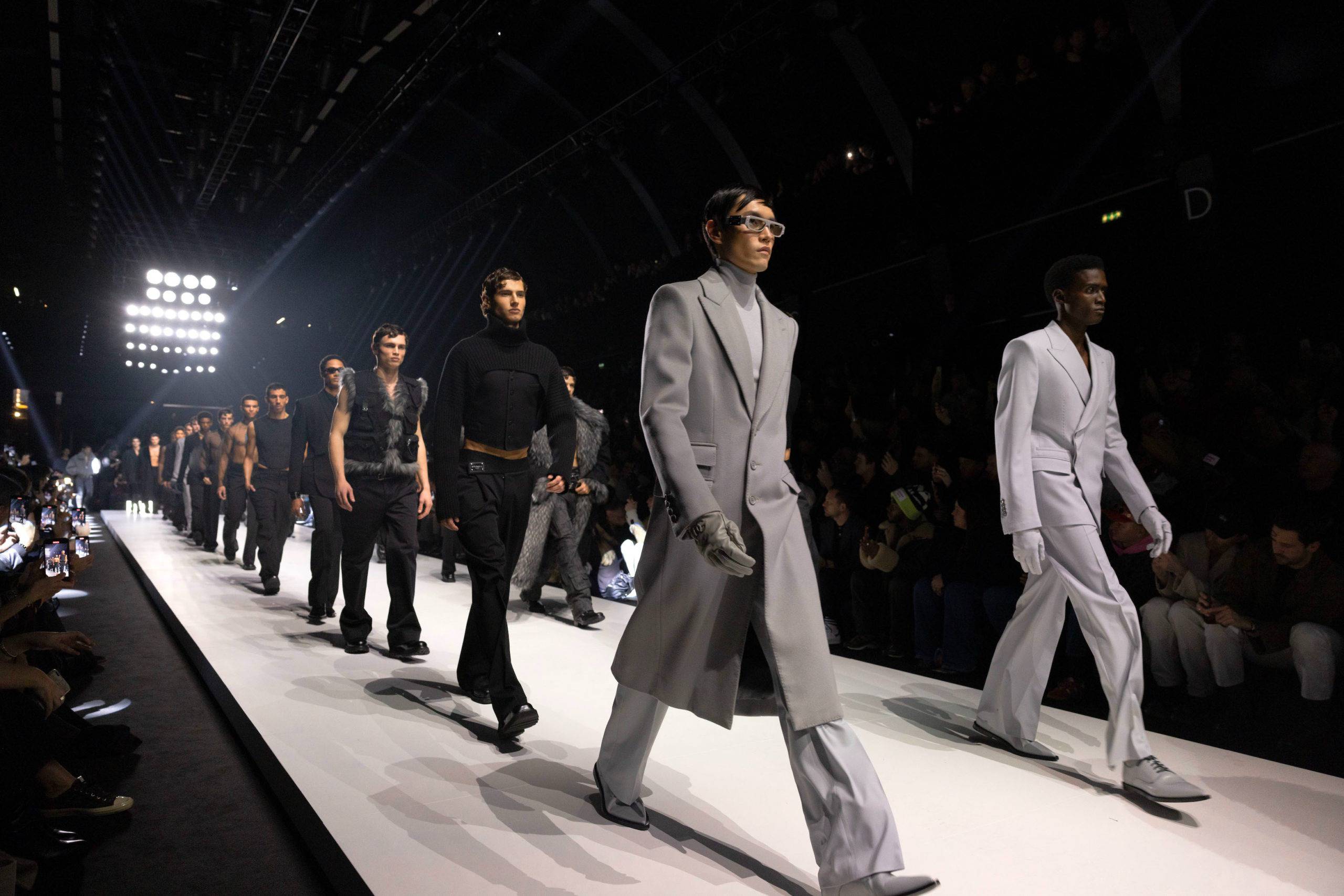 Dolce&Gabbana Fall 2023 Menswear - Essenza: Khi thế giới quá đỗi phức tạp, bản chất thật sự của chúng ta là gì?