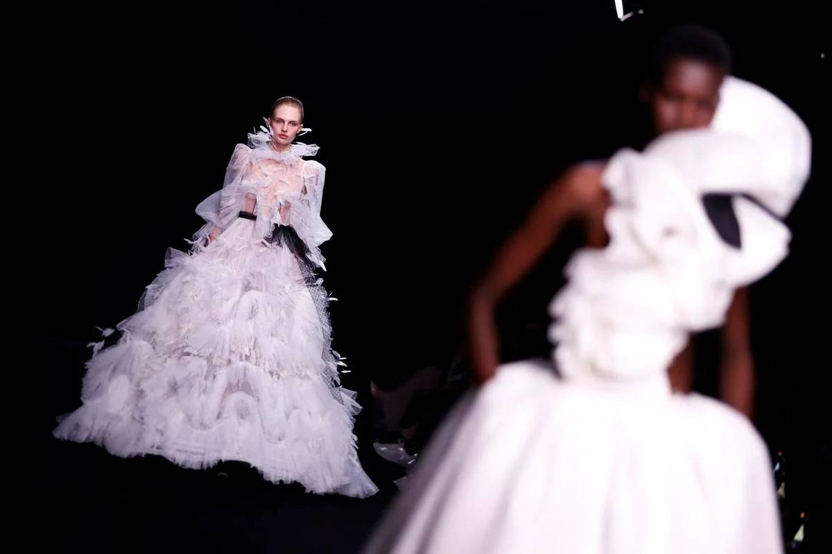 Có phải Haute Couture năm 2023 chỉ đơn thuần là những trò khiêu khích trên mạng xã hội? 