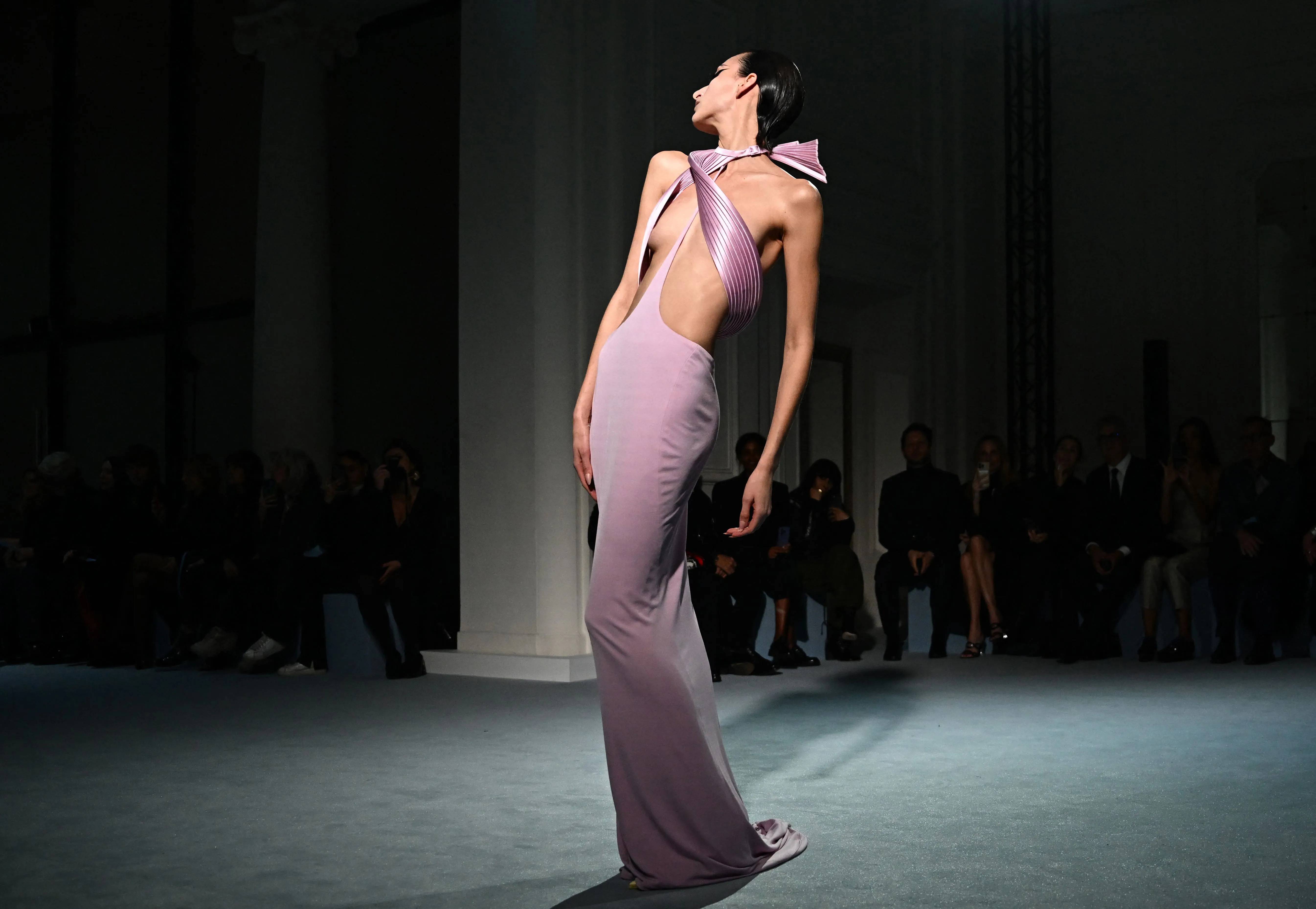Jean Paul Gaultier Couture Spring 2023: “Đôi khi chúng ta quên rằng thế giới Haute Couture có thể hoàn hảo đến mức nào!” - Haider Ackermann