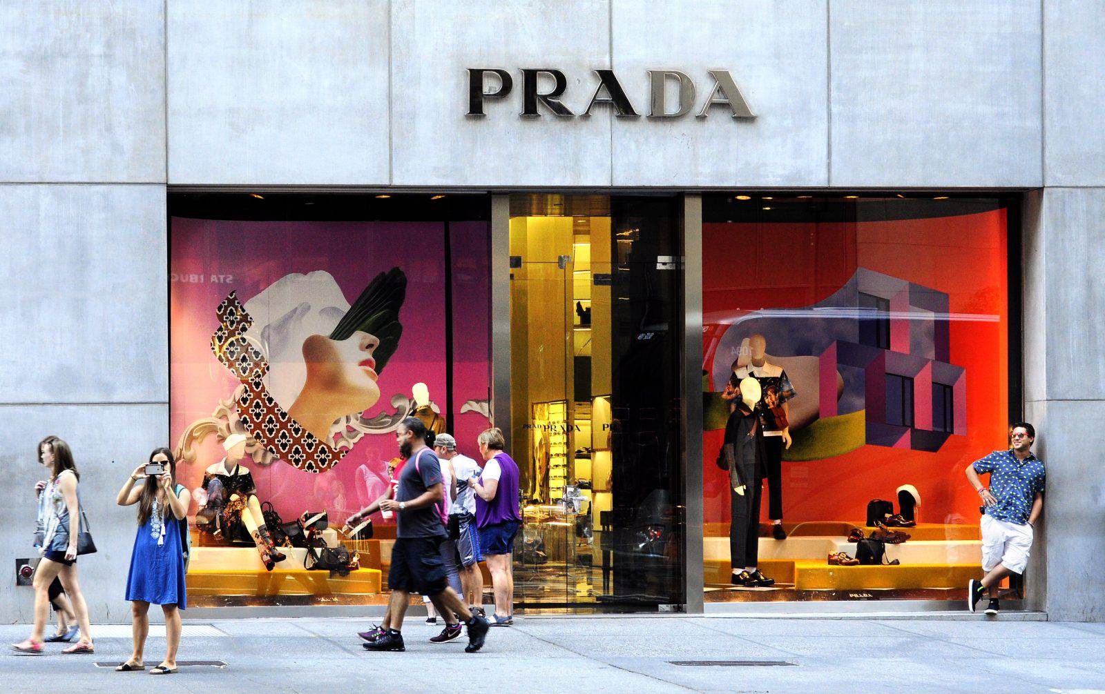 Prada vượt Gucci, trở thành thương hiệu được săn đón nhiều nhất quý 4/2022