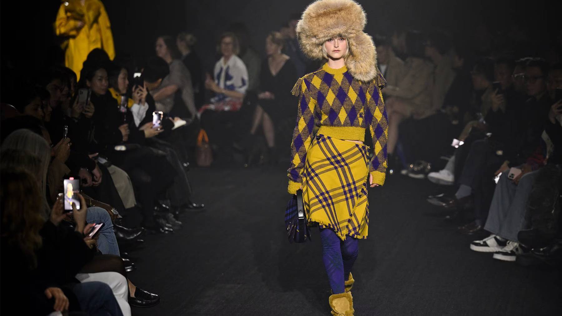 Burberry Fall 2023 - Một Burberry rất mới, rất Anh Quốc và rất Daniel Lee!