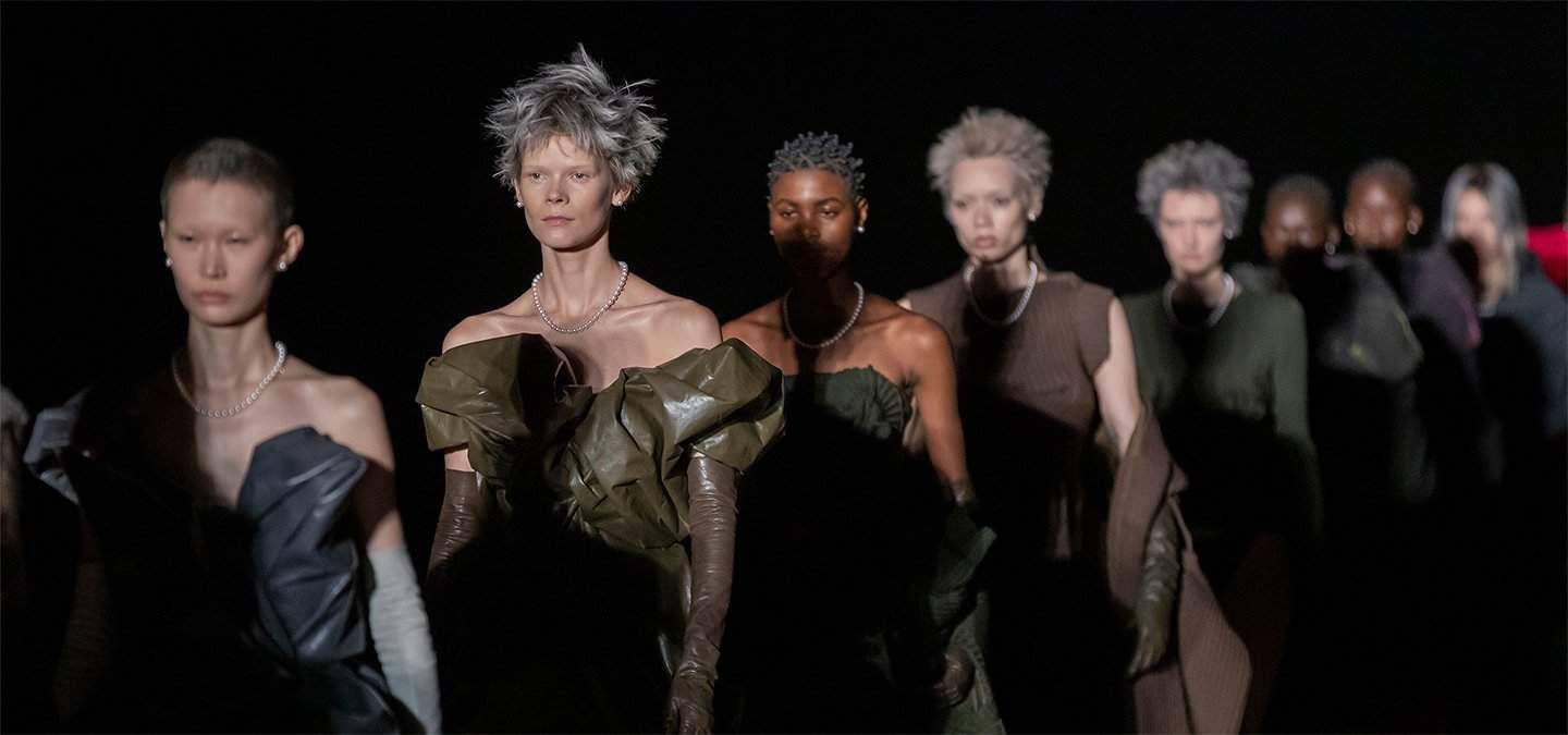 Marc Jacobs Spring 2023 - Lời gửi gắm từ Marc Jacobs dành cho những “vị anh hùng” của mình