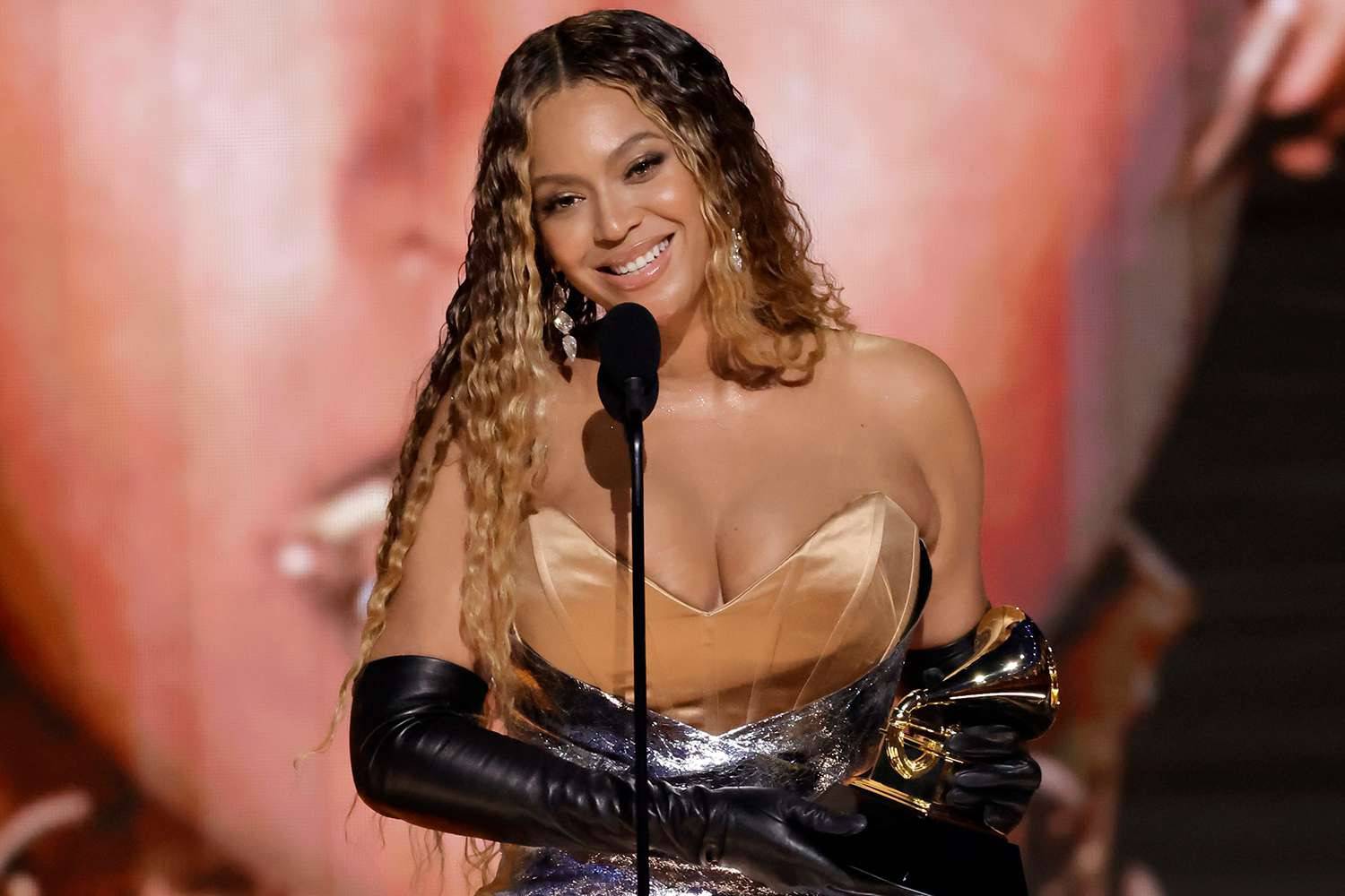 Ngôi vương “Queen/King of Grammy Red Carpet” sẽ thuộc về ai?