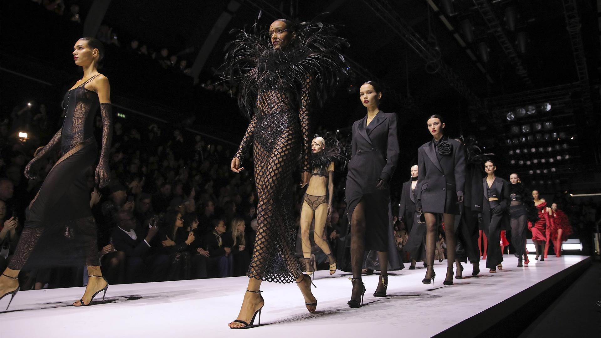 Dolce & Gabbana Fall 2023 - “Sensuale”: Khi quyến rũ được thể hiện đúng với nghĩa đen của nó - xuất phát từ những cái chạm da thịt