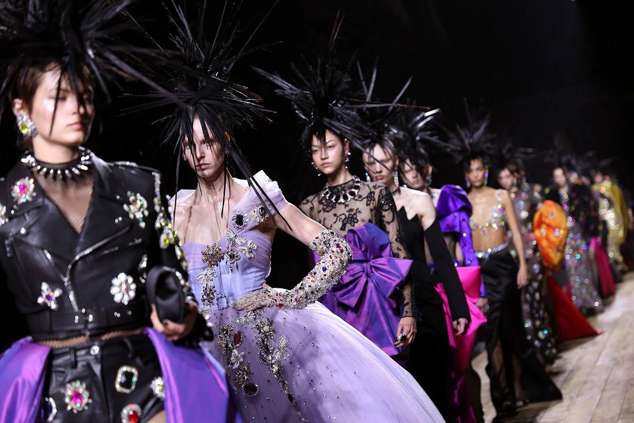 Moschino Fall 2023 - “The Persistence of Memory”: “Sự dai dẳng của ký ức” cùng nỗi nhớ da diết của Jeremy Scott dành cho huyền thoại Karl Lagerfeld
