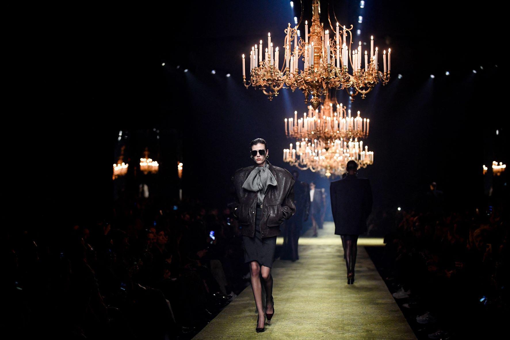 Saint Laurent Fall 2023 - Câu chuyện mới về những chiếc cầu vai của Anthony Vaccarello