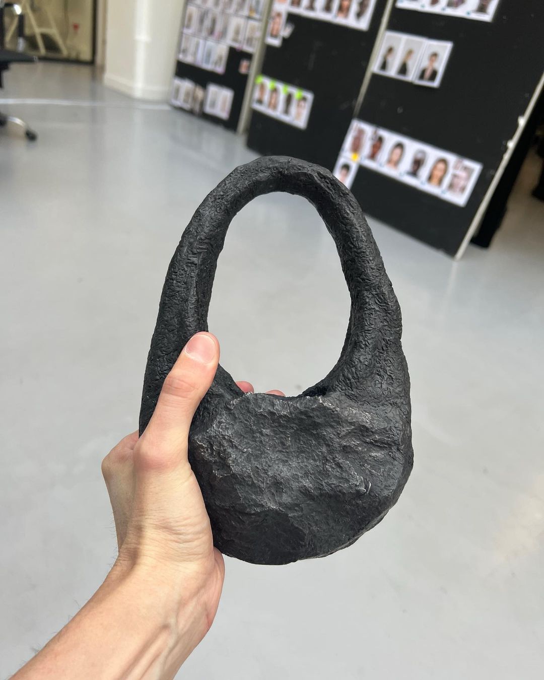 Mini Meteorite Swipe Bag - Tân "IT Bag" làm từ hoá thạch trình làng bởi Coperni