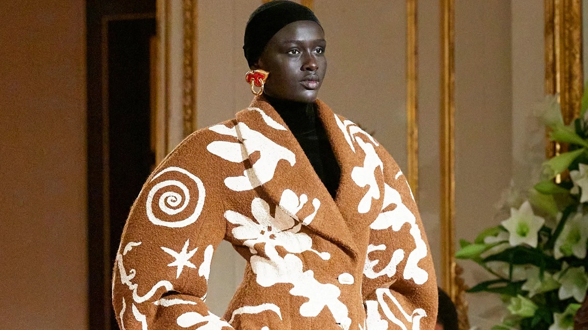 Schiaparelli Fall 2023: Sàn diễn Ready-To-Wear đầu tiên của Daniel Roseberry