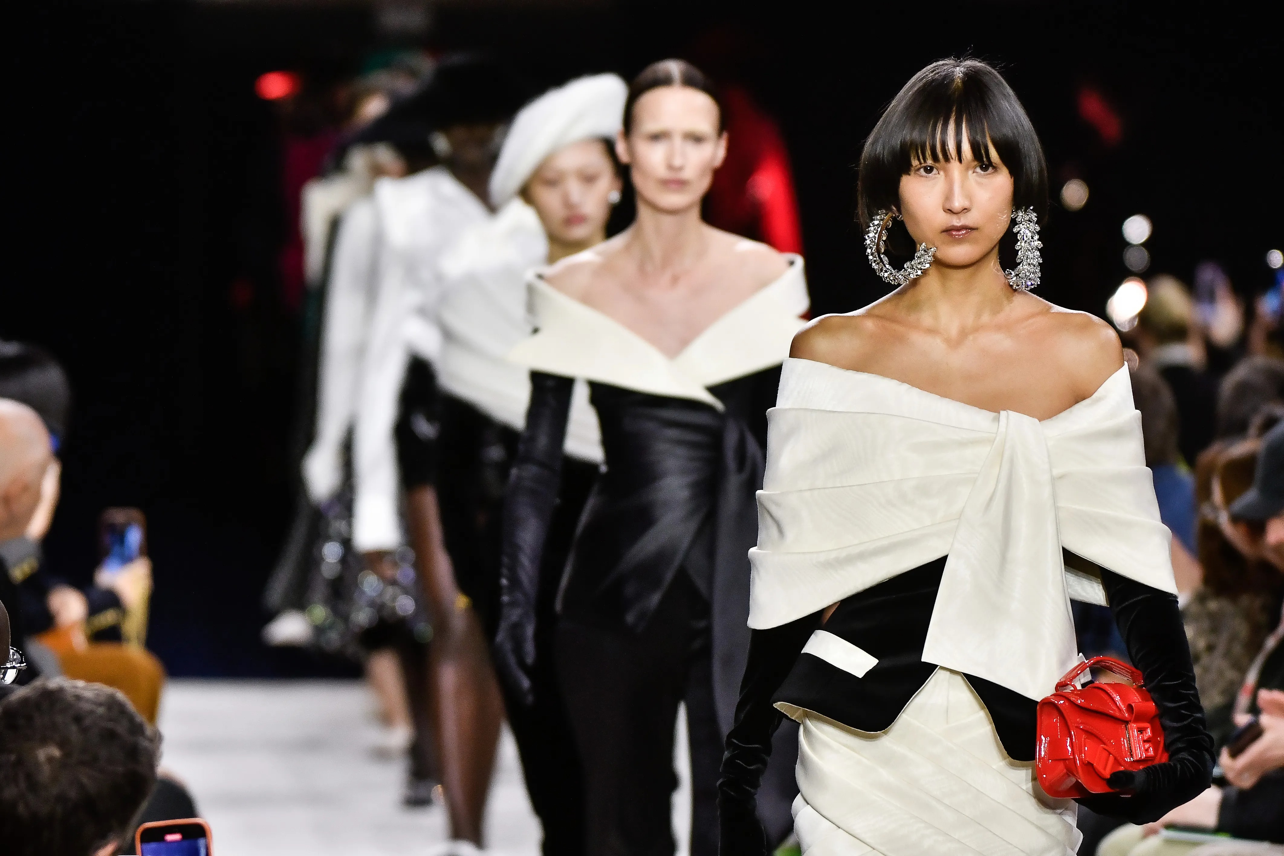 Balmain Fall 2023 - Vẻ đẹp sang trọng vượt thời gian đậm chất Pierre Balmain dưới sự tái thiết lập của Olivier Rousteing