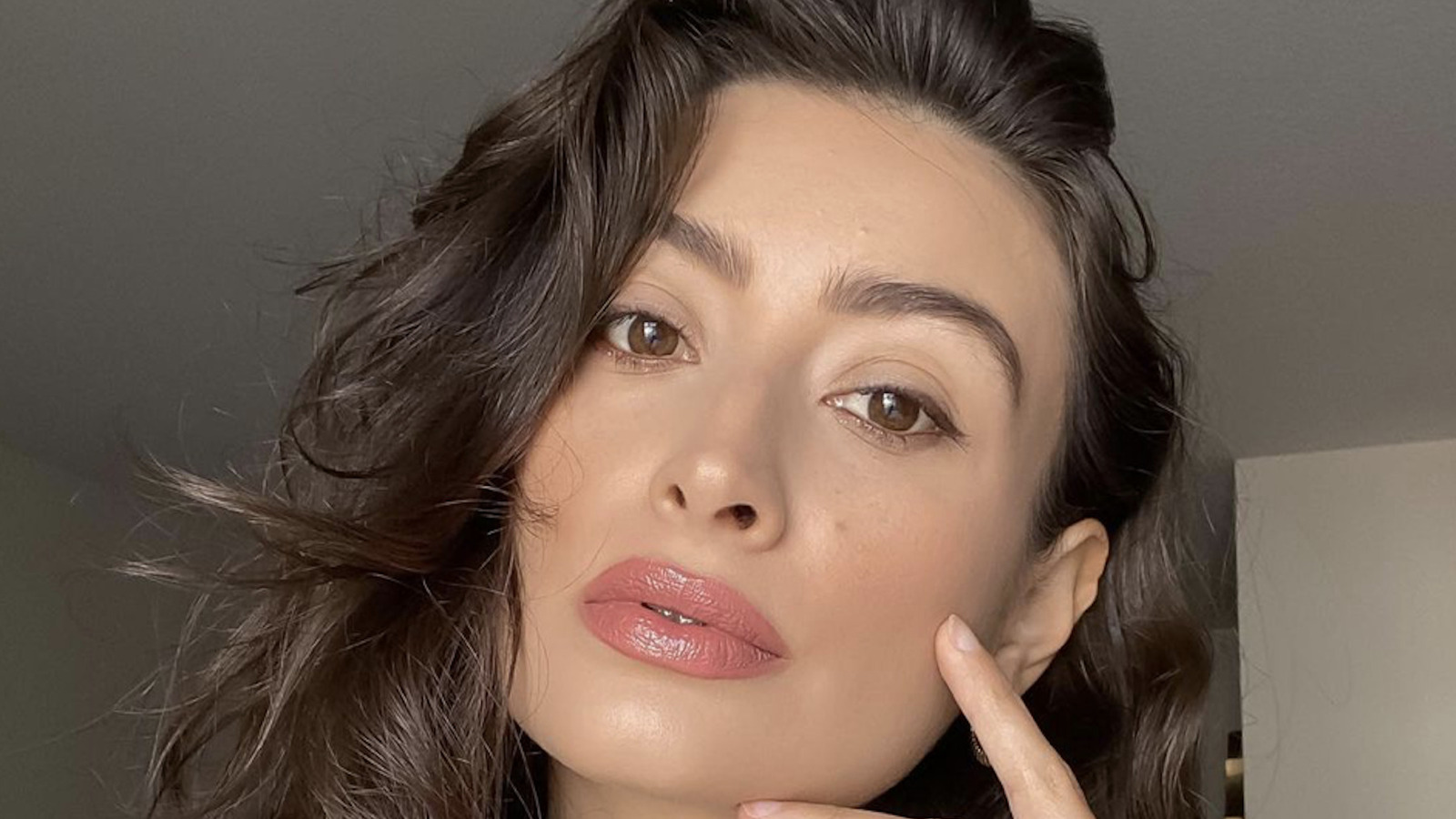 Mascara nâu đang "hot" - Thời đại của hàng mi theo chủ nghĩa tối giản cuối cùng cũng đã đến?