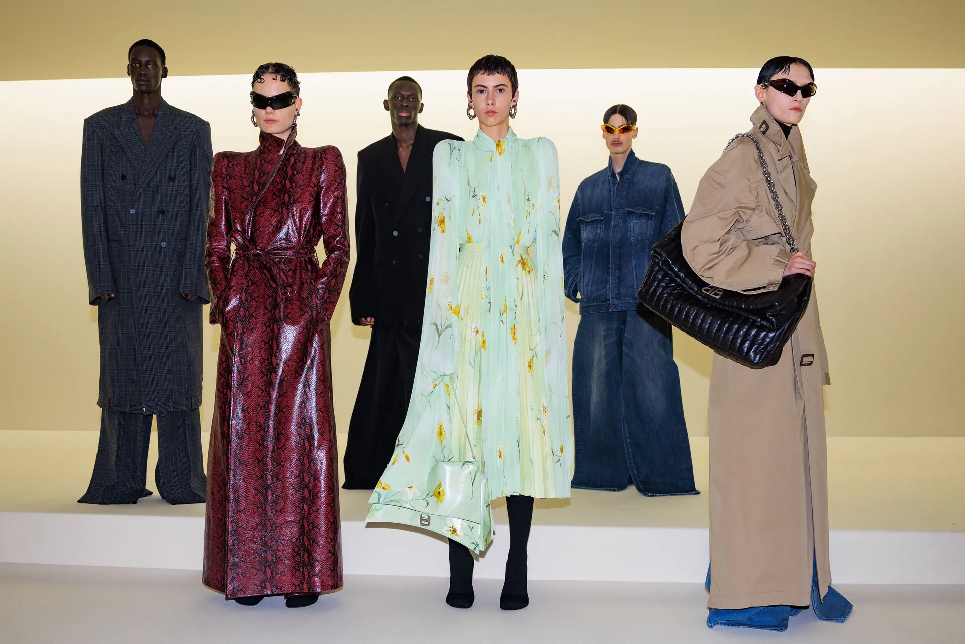 Balenciaga Fall 2023 - Lời xin lỗi của Demna Gvasalia liệu có được làng mốt chấp nhận?