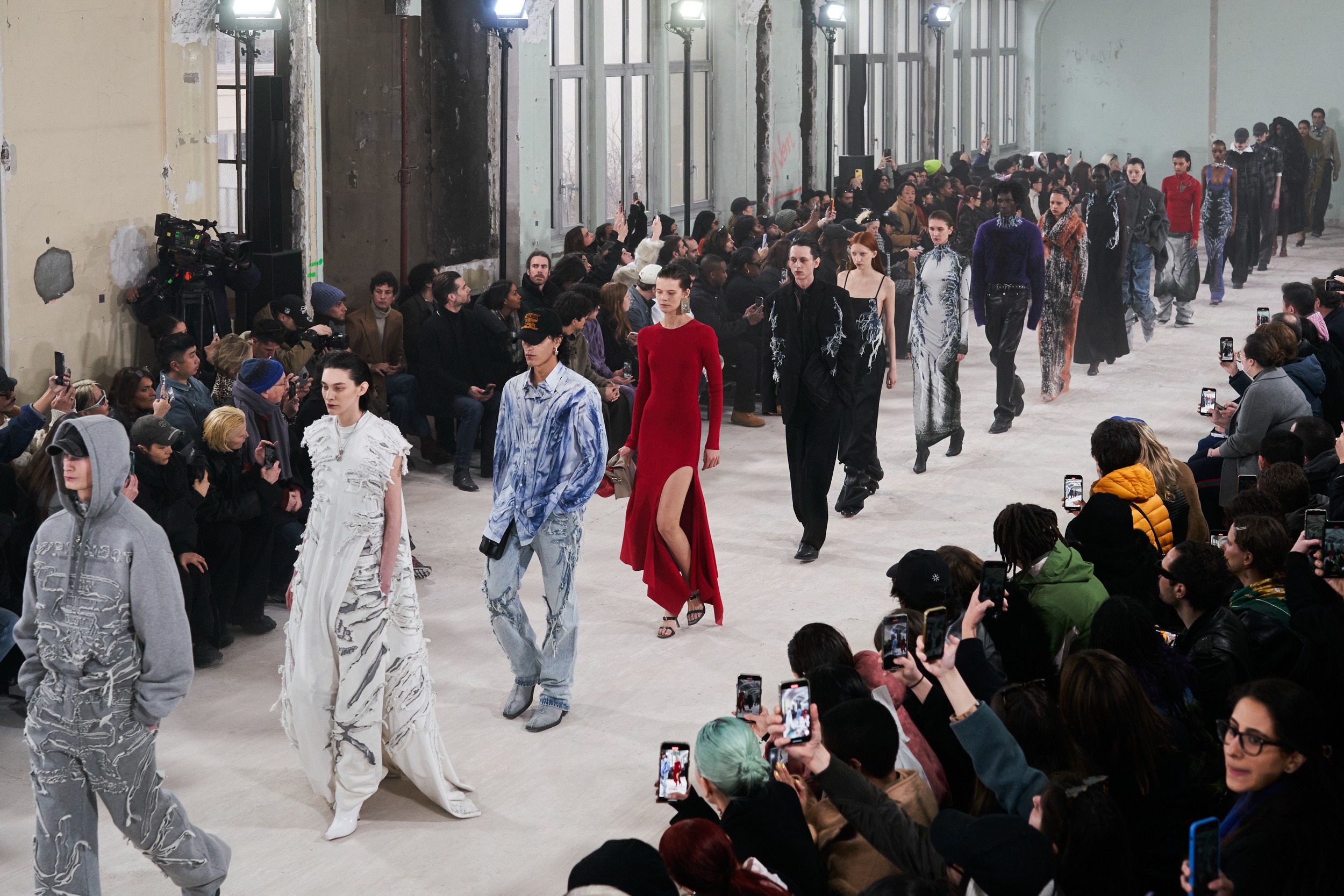 Y/Project Fall 2023 - Một thế giới denim “lập dị, thẳng thắn và đầy thử nghiệm” của Glenn Martens