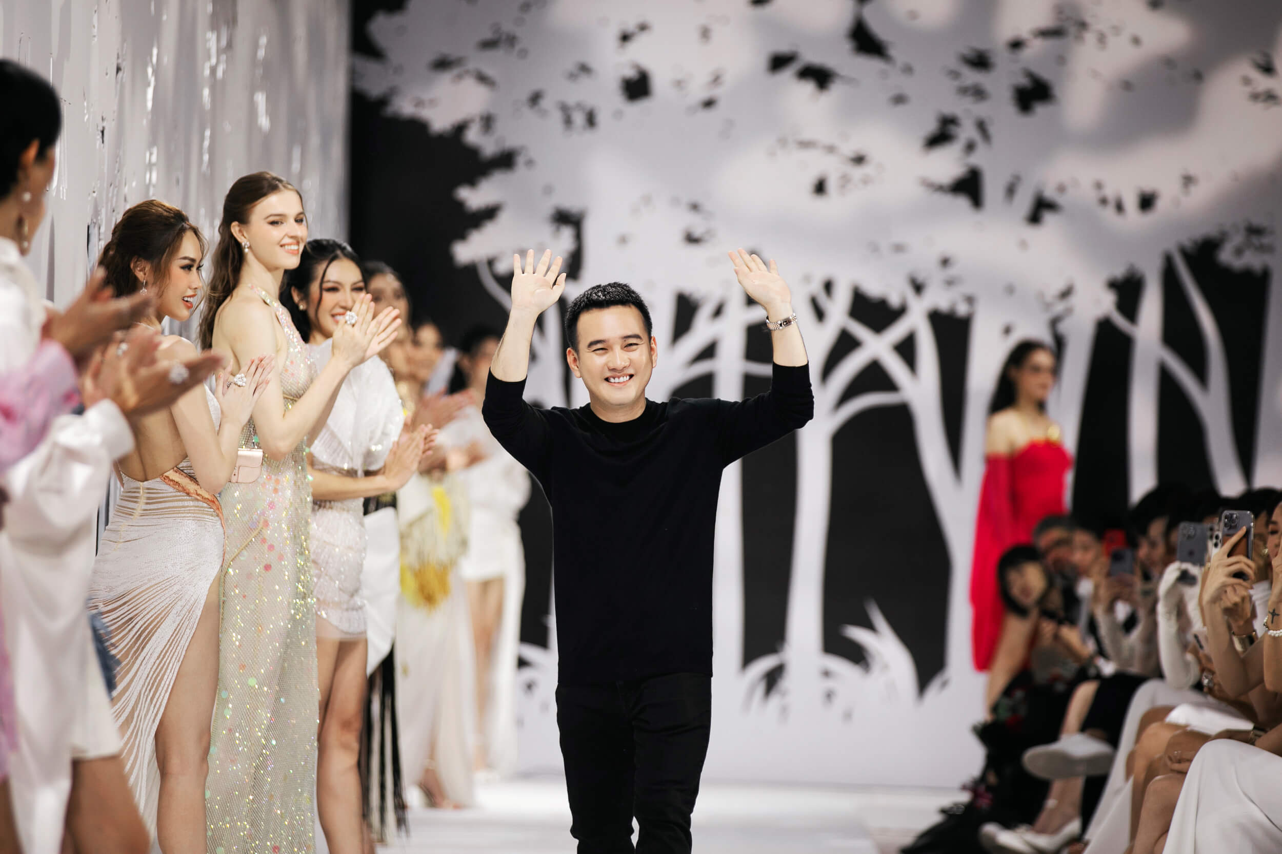 BST Resort 2023 “Shadow” của NTK Lê Thanh Hòa: Bóng mát giữa trưa hè oi ả