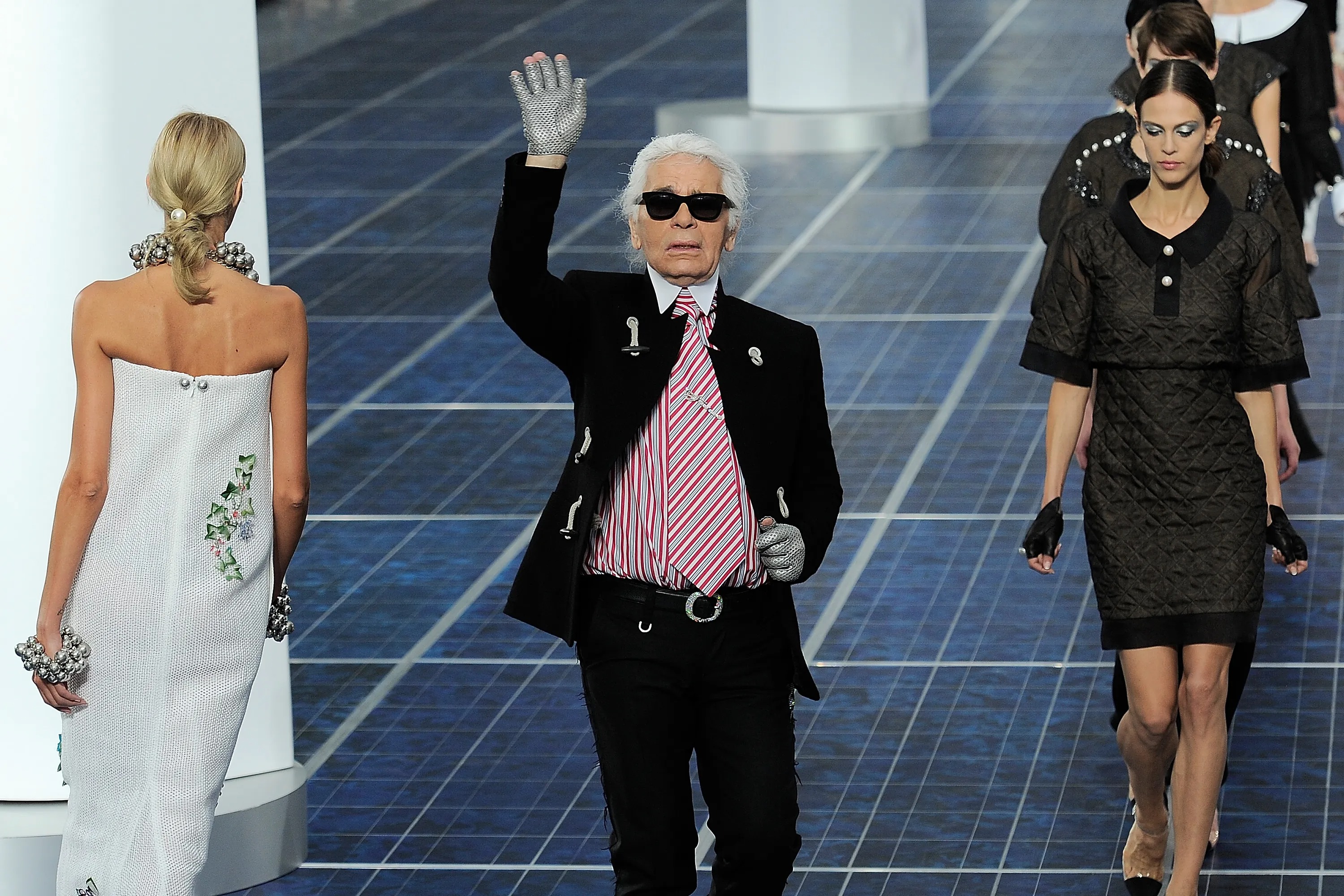 Đã đến lúc nhìn lại những sàn diễn từng gây tranh cãi của Karl Lagerfeld tại Chanel