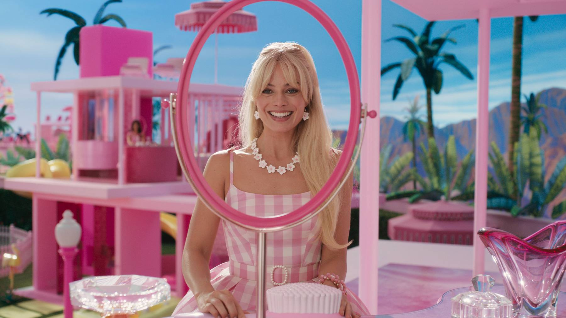 Đằng sau đôi chân dài miên man của búp bê Barbie: Trận chiến giữa “Quiet Luxury" và Barbiecore