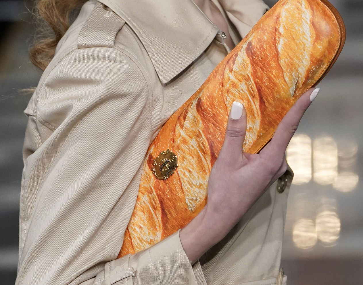 Từ bánh mì cho đến túi đựng rác, liệu có còn giới hạn nào dành cho thời trang?