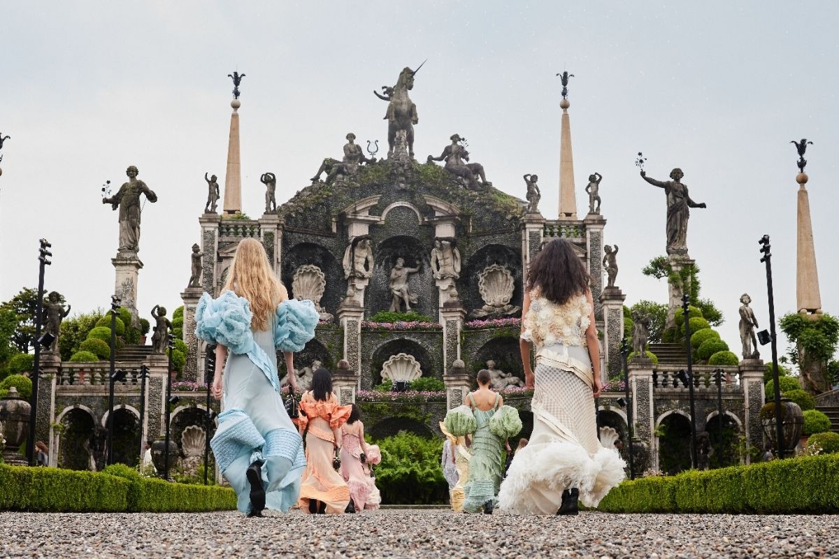 Louis Vuitton Cruise 2024 - Hồ nước cổ tích cùng những loài sinh vật biển bí hiểm nhưng xinh đẹp tuyệt vời của Nicolas Ghesquière
