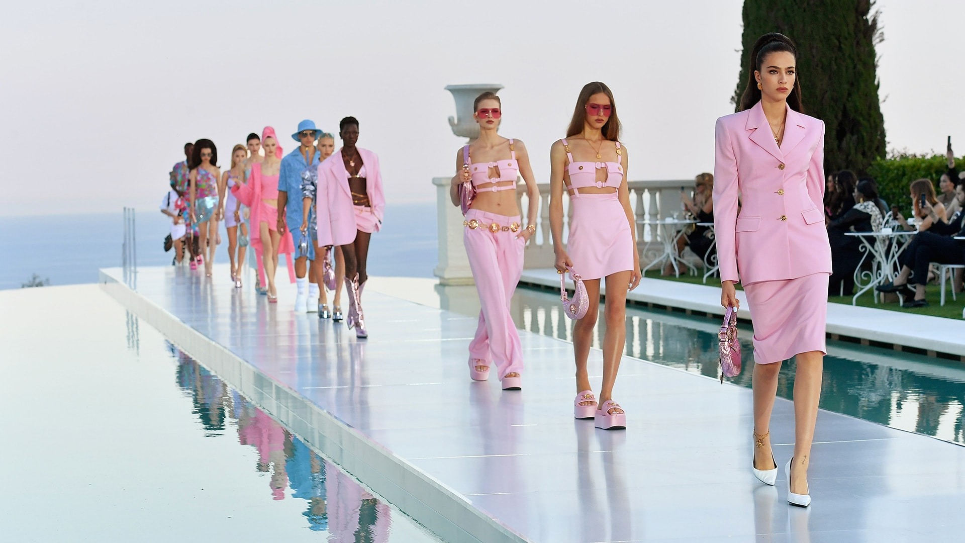 Versace Cruise 2024 - “La Vacanza”: Khi nàng thơ của Donatella Versace đến thăm đất Ý 
