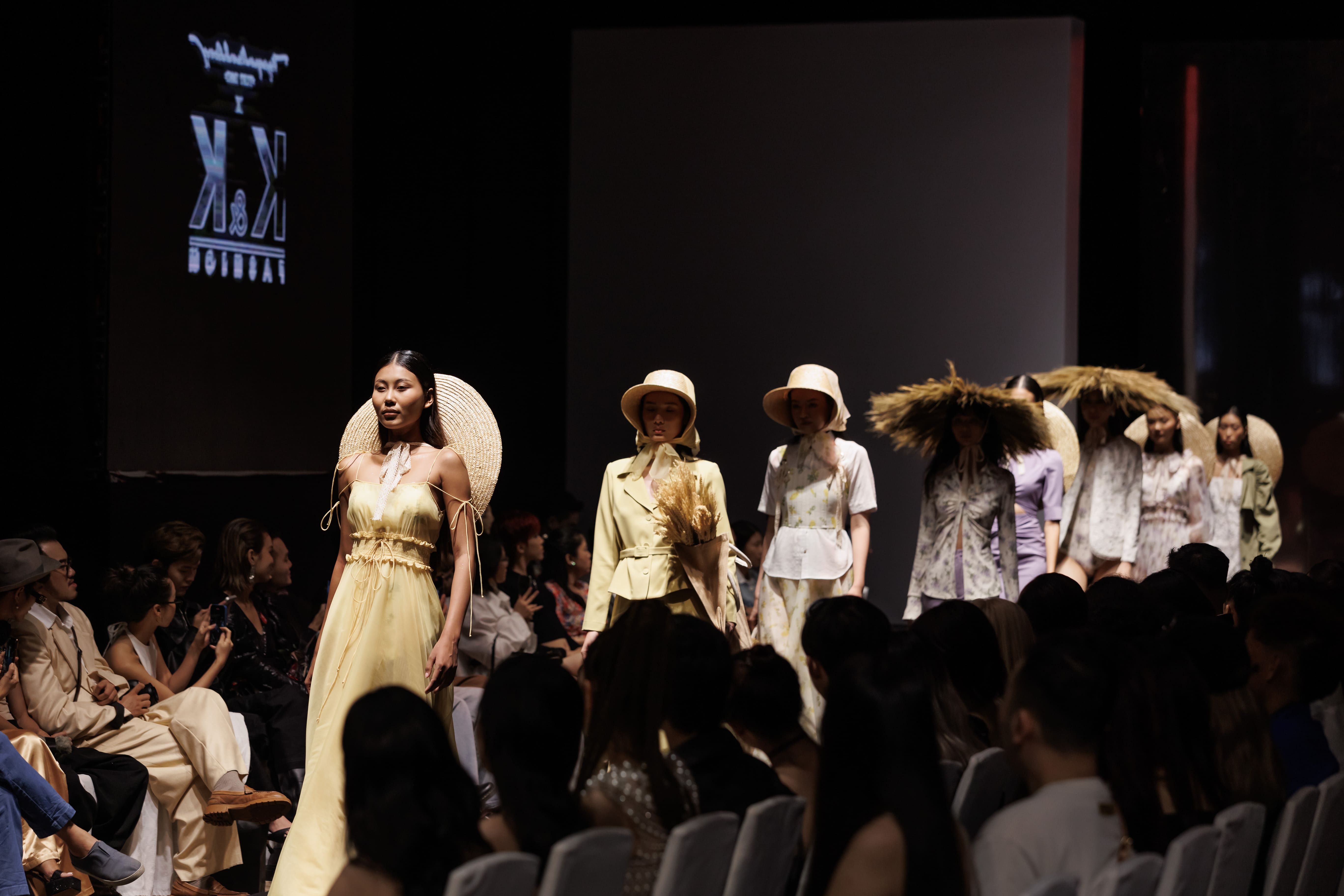 [Celebrating Local Pride Spring/Summer 2023] Những nàng thơ “đẹp như tranh” bước ra từ miền sáng tạo giao thoa giữa K&K Fashion và NTK Nguyễn Minh Công