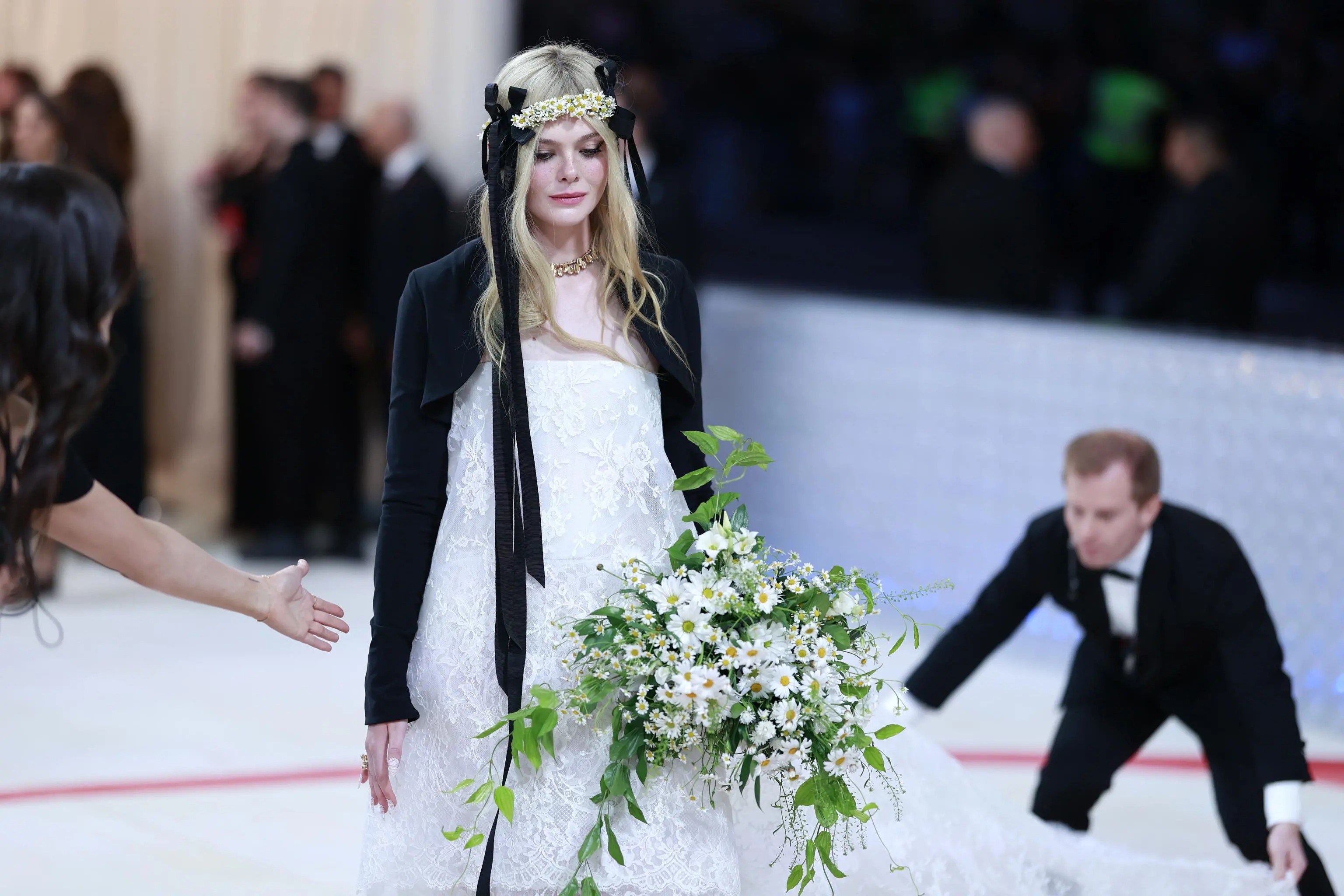 Không phải là hoa trà vĩnh cửu của Chanel, vì sao Elle Fanning lại cầm đóa cúc dại tại Met Gala 2023?