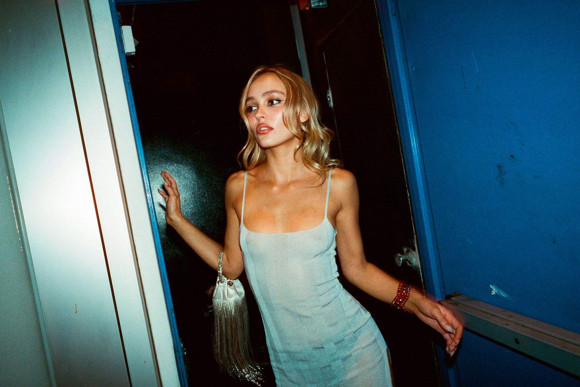 Đằng sau những bộ cánh gợi cảm của Lily-Rose Depp trong "The Idol" muốn thể hiện điều gì?