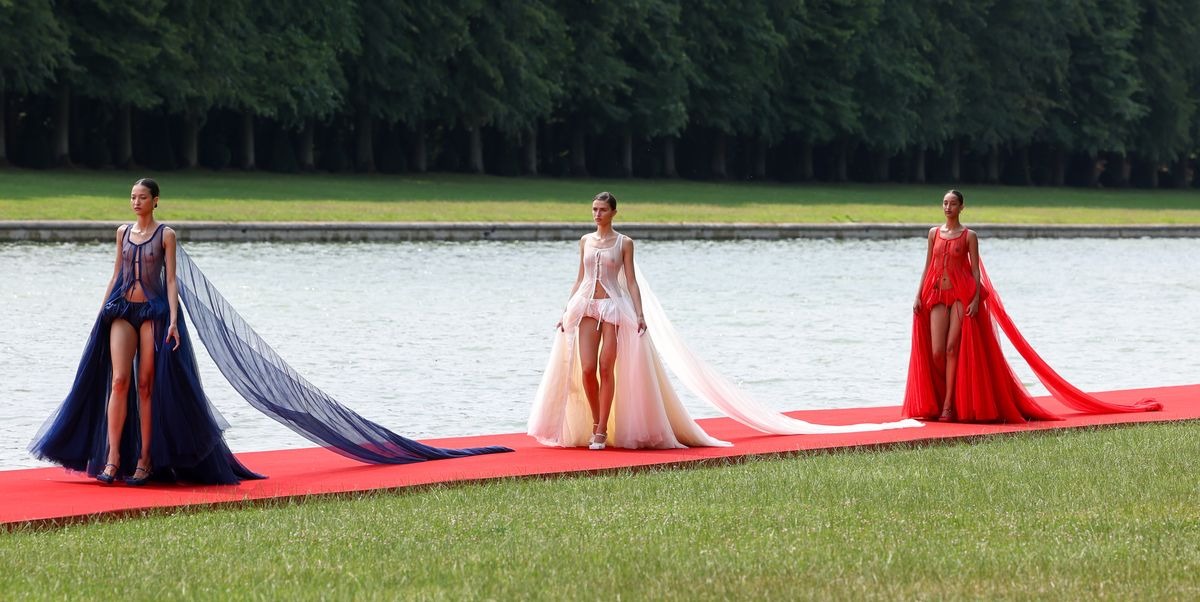 Jacquemus Fall 2023 - “Le ChouChou”: Sự hồi tưởng đầy vui nhộn của Simon Porte Jacquemus về thời trang hoàng gia thanh lịch