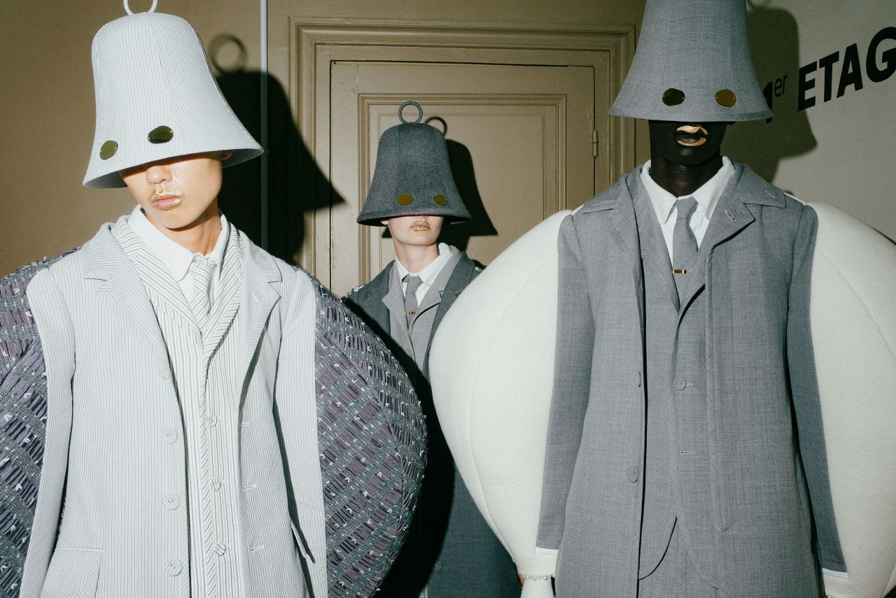 Thom Browne Haute Couture 2023 Debut Show: Sự hỗn loạn nằm trong khuôn khổ