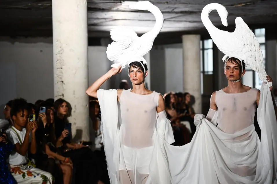 Thời trang Haute Couture đang tiếp cận Gen Z như thế nào?