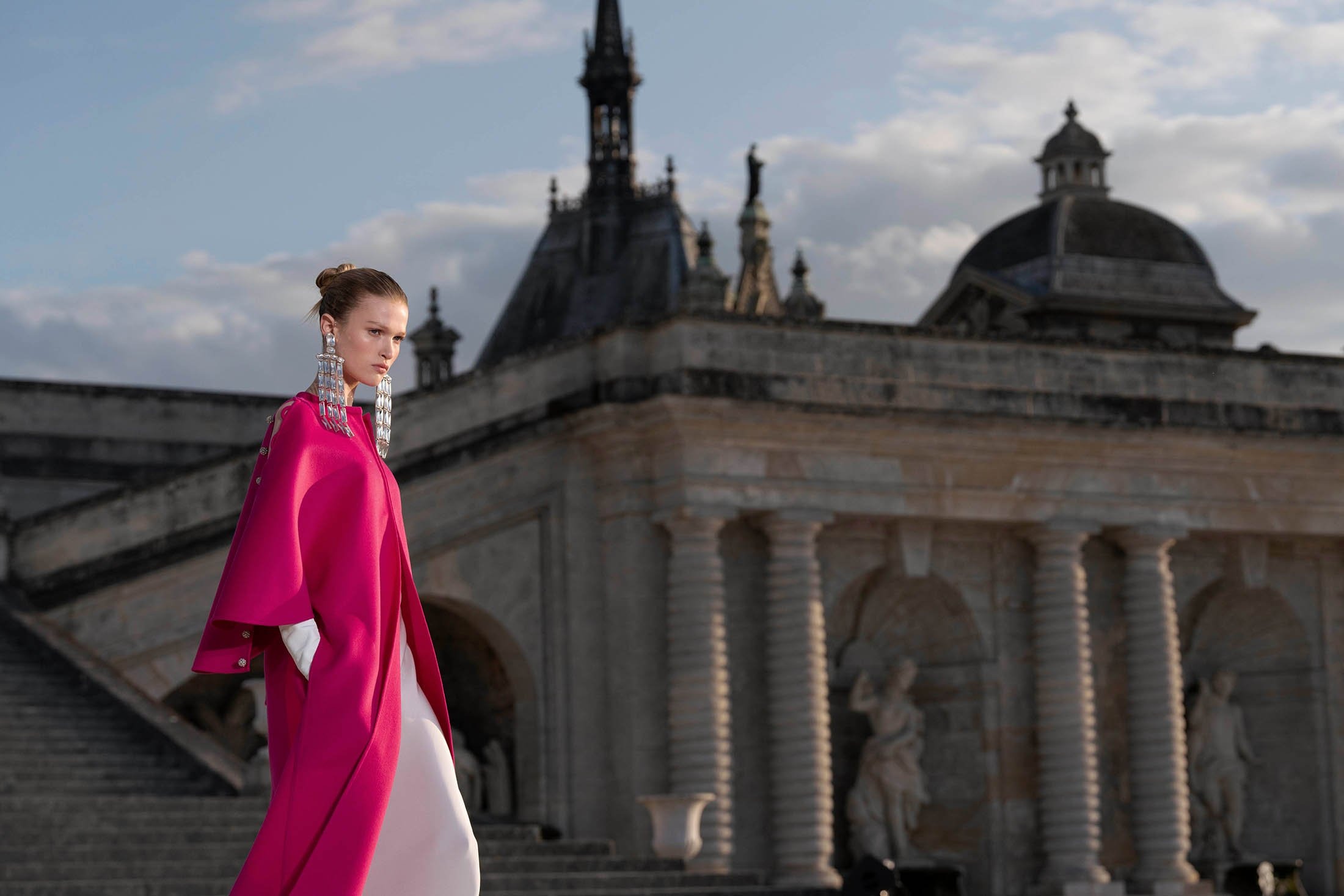 Valentino Fall 2023 Couture - “Un Château”: “Cung điện” Haute Couture đơn giản nhưng hoành tráng của Pierpaolo Piccioli