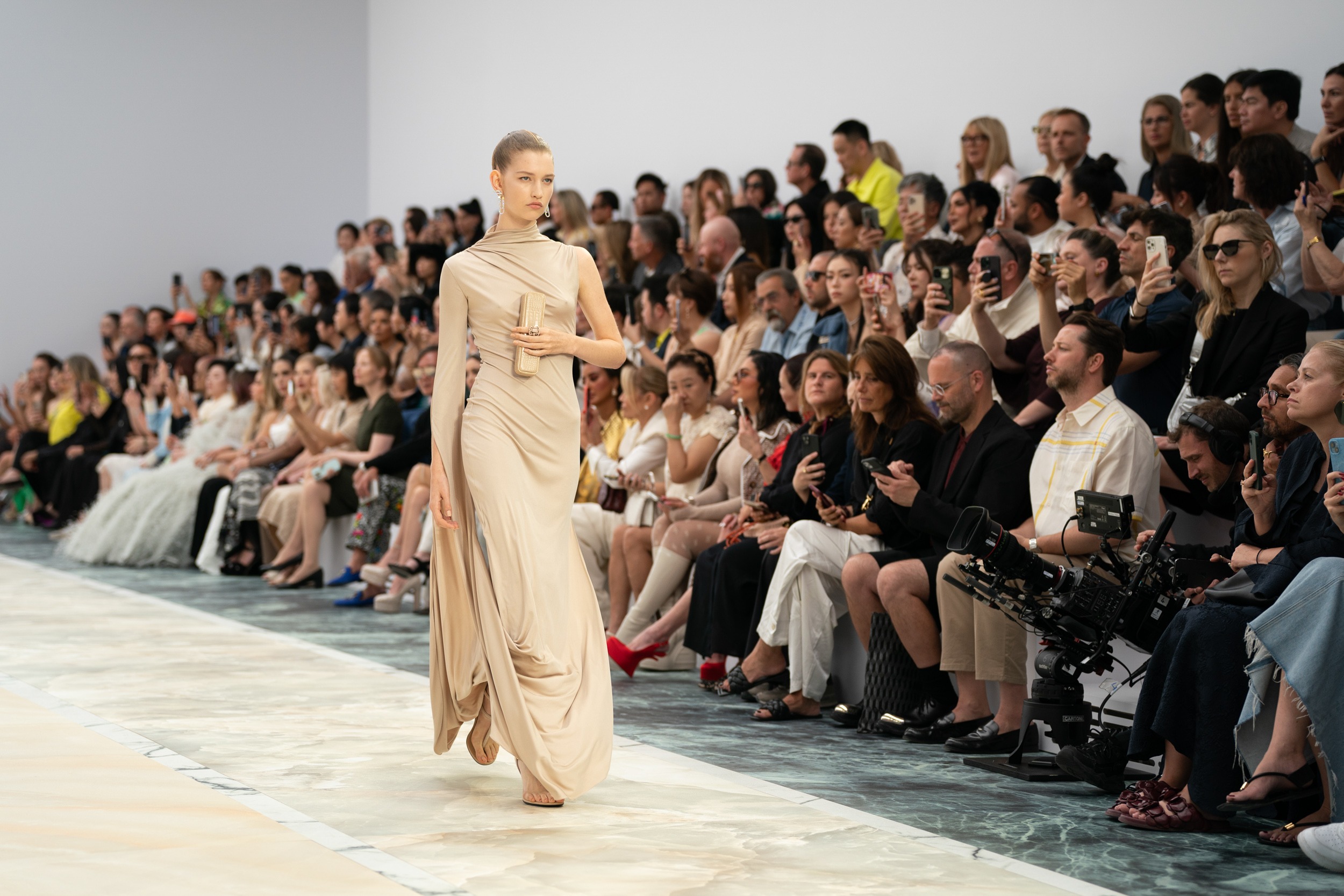 Khi “cơn sóng” quiet luxury đổ bộ tại Haute Couture Week mùa Thu Đông 2023 
