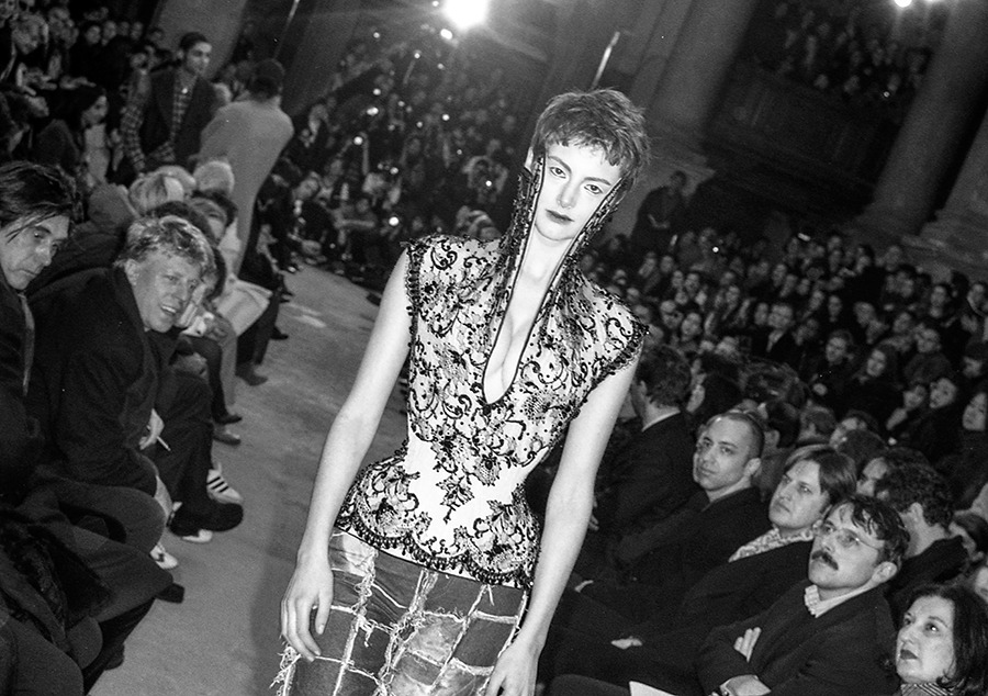 Alexander McQueen Fall 1996 - “Dante”: Khi nhà thờ trở thành một trong những sàn diễn đình đám nhất lịch sử thời trang 
