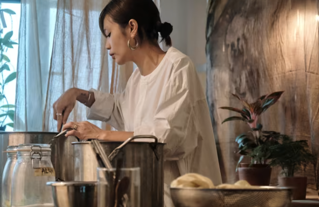 Crystal Lee: Người nghệ sĩ đằng sau những thiết kế nhuộm tự nhiên của Project Coal