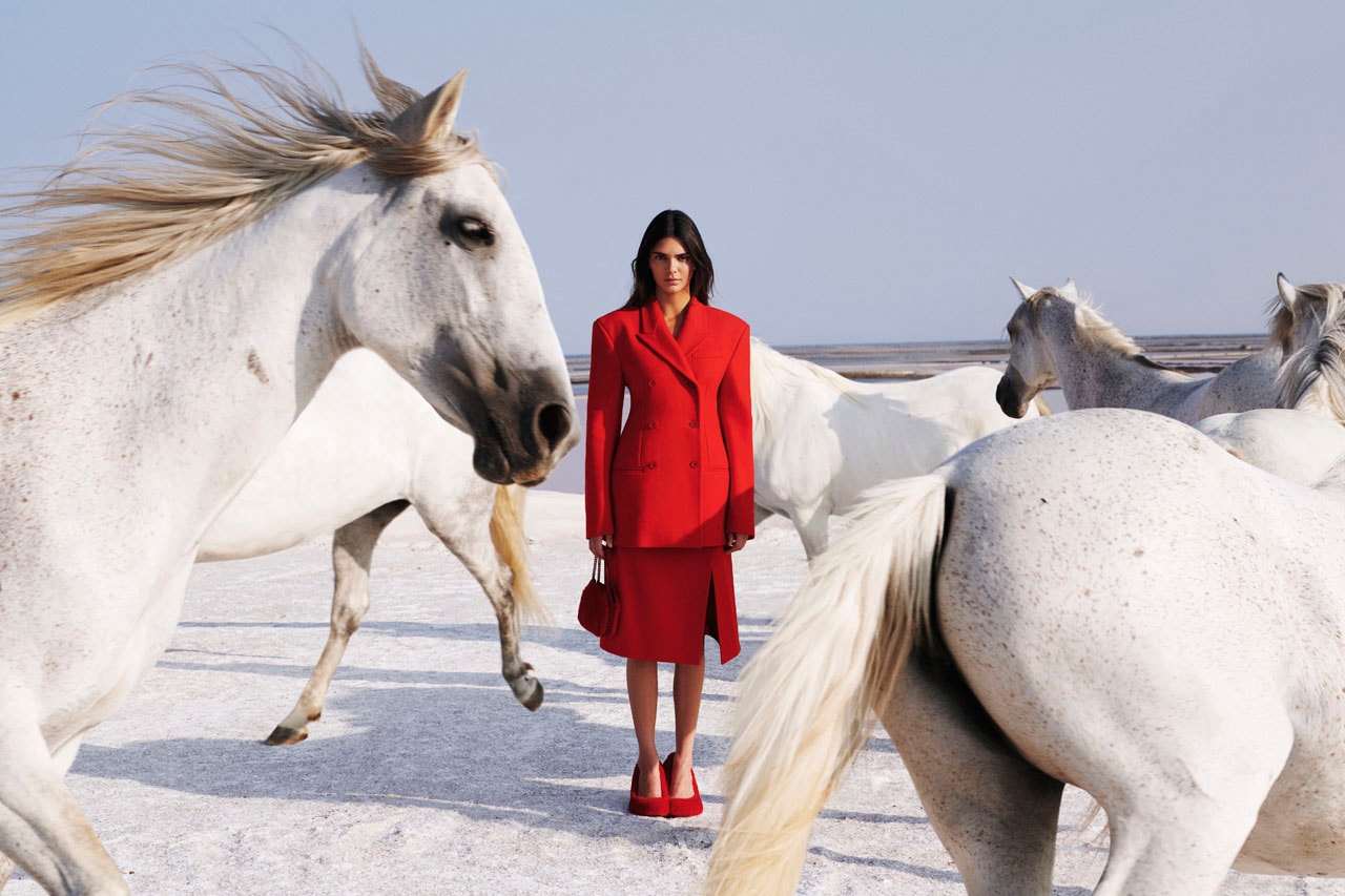 Kendall Jenner dẫn dầu Chiến dịch Mùa đông 2023 lấy cảm hứng từ cưỡi ngựa của thương hiệu Stella McCartney