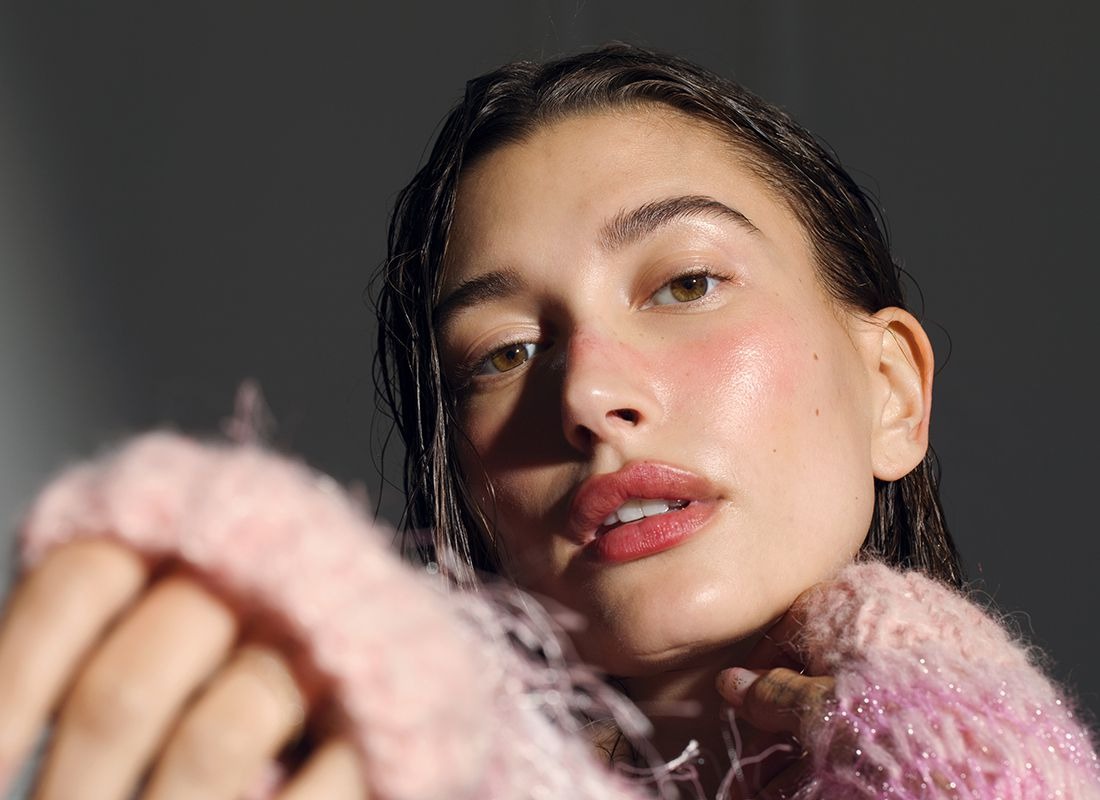 “Học lỏm” Hailey Bieber cách tỏa sáng cùng Strawberry Makeup 