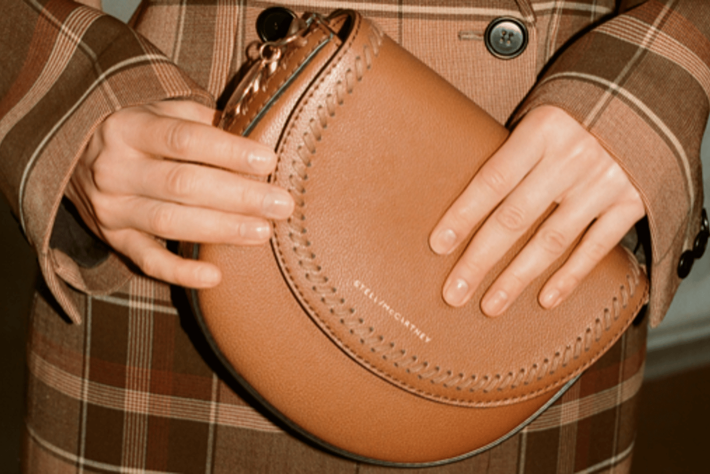 Stella McCartney giới thiệu túi Mirum từ thực vật thay thế cho da thuộc