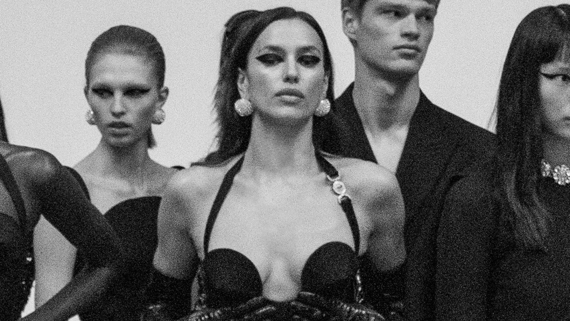 Lại đến lượt Versace "chơi trò chơi" xoá sạch mọi thứ trên mạng xã hội?