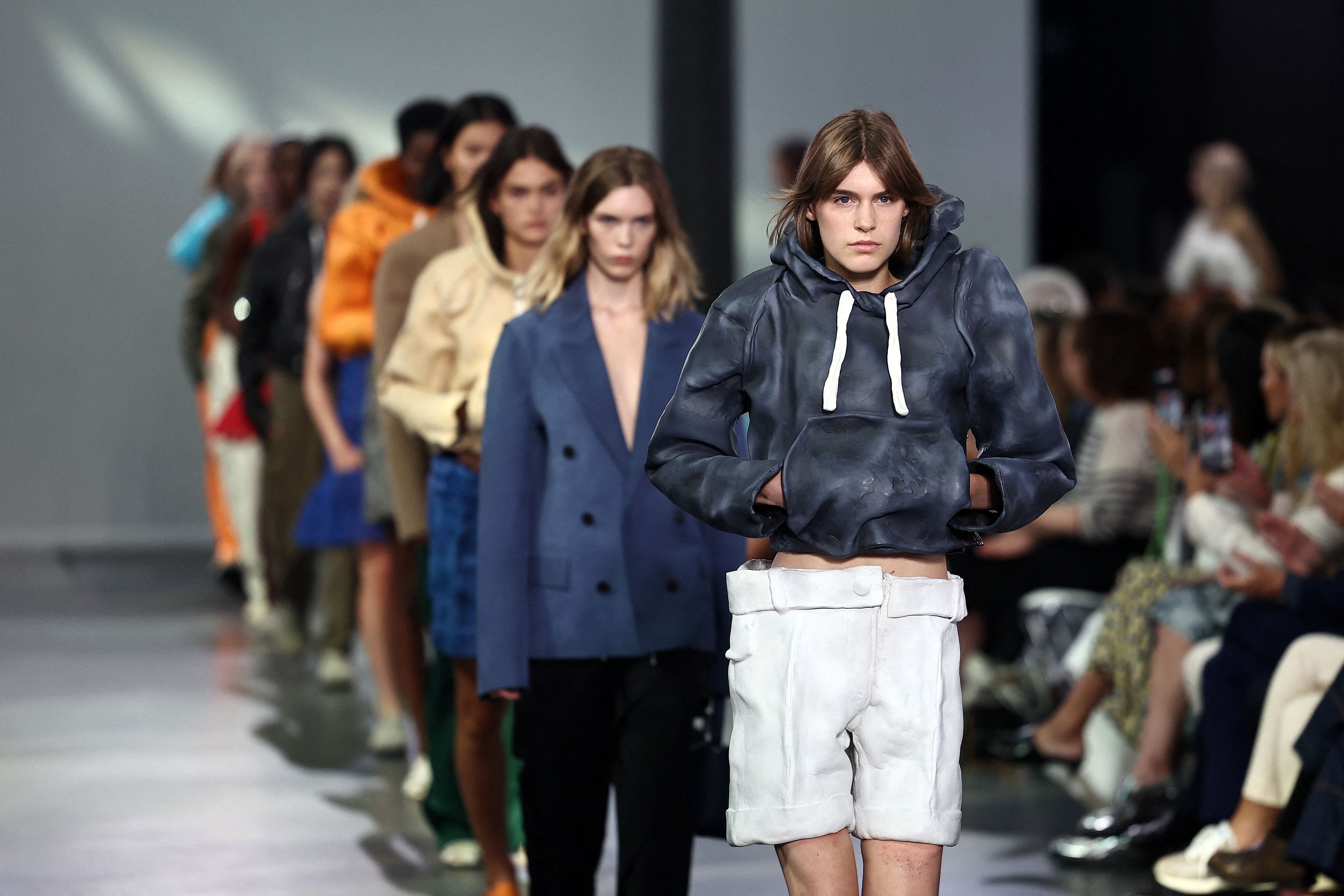 JW Anderson Spring 2024 - “Hộp đất sét” dành cho người lớn của Jonathan Anderson 