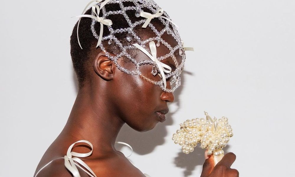 Simone Rocha Spring 2024 - “The Dress Rehearsal”: Những đóa hoa hồng dành cho các vũ công ba lê